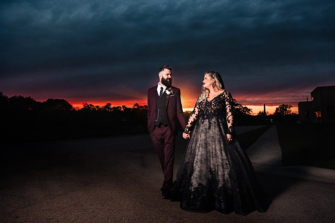 Sunset photos are my fav 💖☀️

#weddingphotography #chicagoweddingphotographer