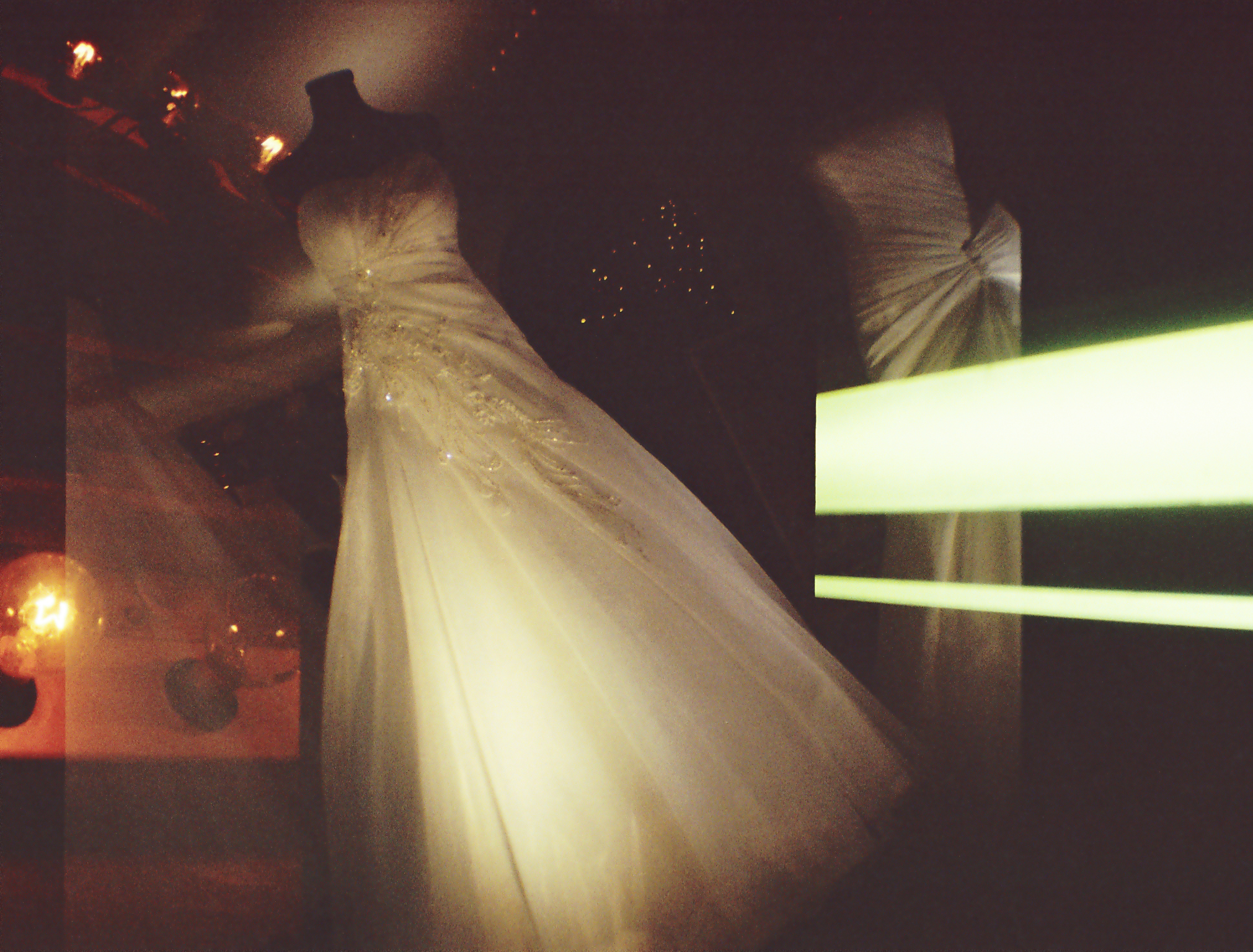 Lomo_Hochzeitskleid.jpg