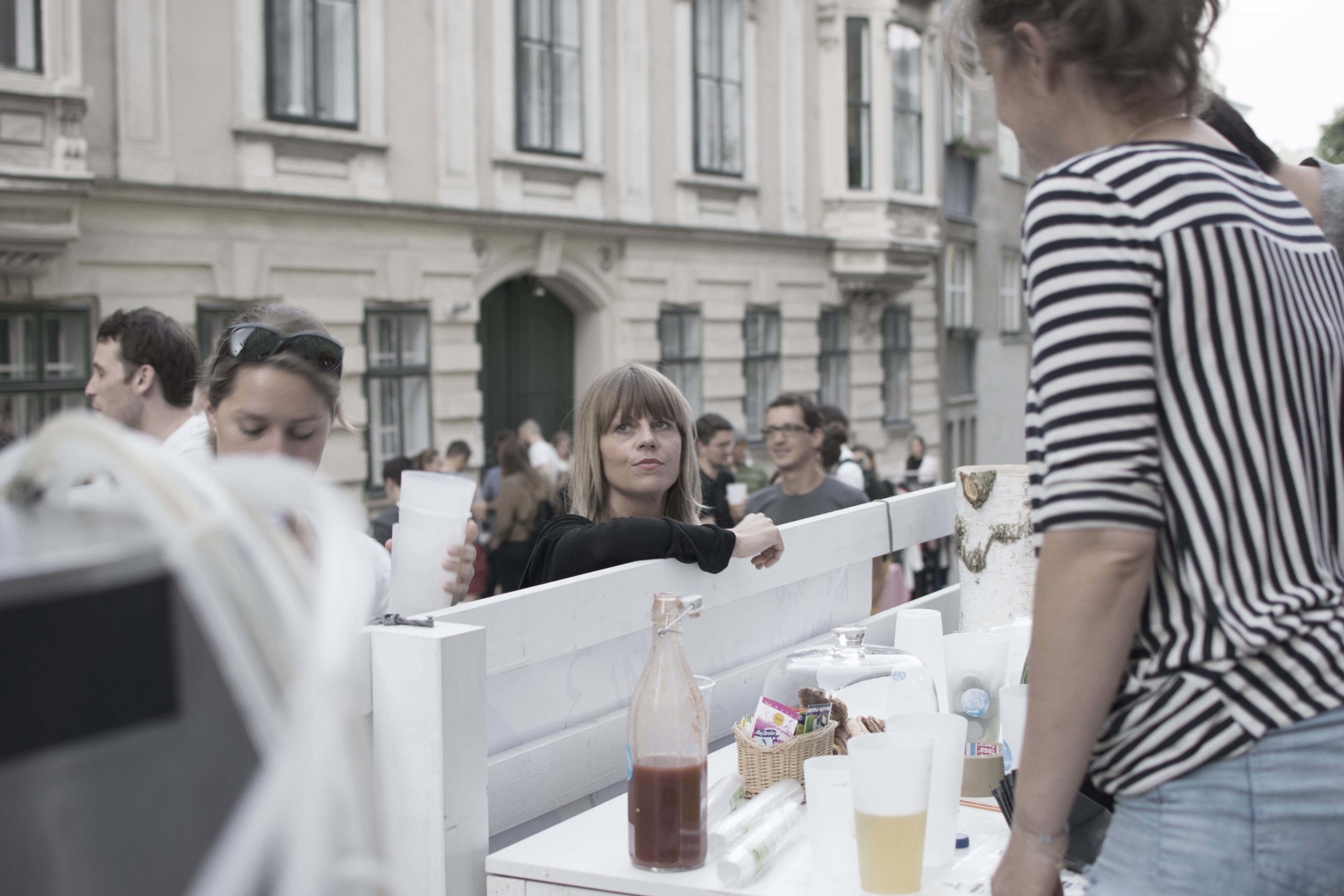 47_Frau an der Bar_alt.jpg