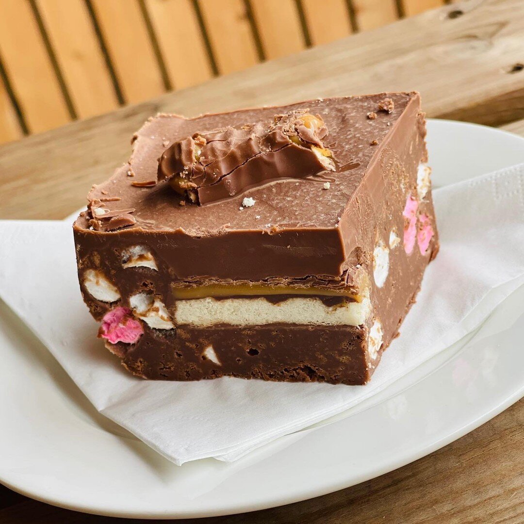 🥰🍰Spoil yourself and pop in for a regular coffee &amp; cake for &pound;3.50! 🥰🍰

#traybakes #kinderbueno #twix