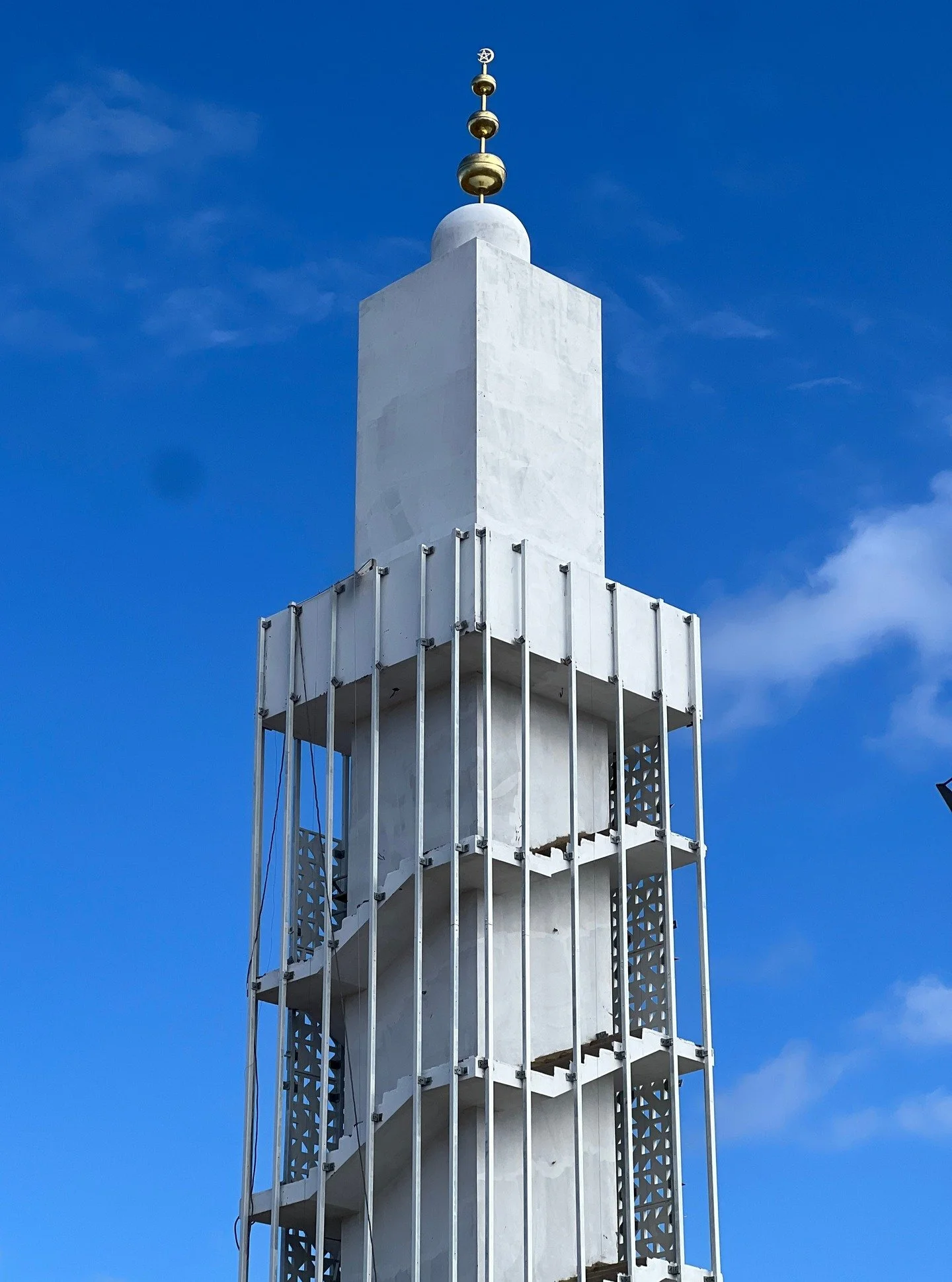 Work on the minaret fa&ccedil;ade is progressing! 

The minaret, with its contemporary and minimalist design, rises with quiet elegance, marking the presence of the mosque without excess.

The entire fa&ccedil;ade of the Plage des Nations Mosque will