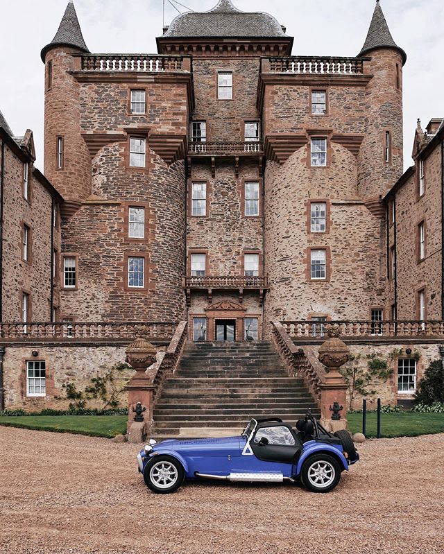 #ad Today&rsquo;s adventure included exploring hidden gems with Mr Enthusiast 🕵🏻&zwj;♂️ and Katie 🚙 at the Scottish Borders 🏰 A member of the Big Houses group in the Scottish Borders, @thirlestanecastle is one if the oldest and finest inhabited c