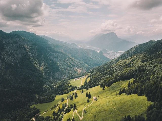 Just behind the town of Kufstein lies the Wilder Kaiser mountain range. With its green valleys and rugged mountain tops it offers the perfect weekend getaway. Just watch out for the cows 🐄⠀
.⠀
.⠀
.⠀
.⠀
.⠀
.⠀
.⠀
.⠀
.⠀
.⠀
#djimavicpro #dronephotography #dronepointofview #dronestagram #fromwhereidrone #visittirol #visitaustria #kufsteinerland #austrianalps #passionpassport #dronegear #dronegram #theweekoninstagram #beautifuldestinations #earth #artofvisuals #visualsofearth #folkscenery #stayandwander #earthoutdoors #travelphotography #visualscollective #earthpix #lifeofadventure #pathfinders #agameoftones #natgeotraveler #wildernessnation #lonelyplanet #fantastic_earth ⠀