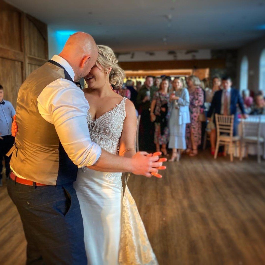 Adolygiad gwych arall! ⬅️ Llongyfarchiadau mawr i Elan a Mark ar eich priodas dydd Sadwrn dwytha' yn Neuadd Talhenbont - Noson gwerth chweil gyda adloniant gan Sound City 😁🎤 

Huge congratulations to Elan and Mark on your wedding last Saturday at T