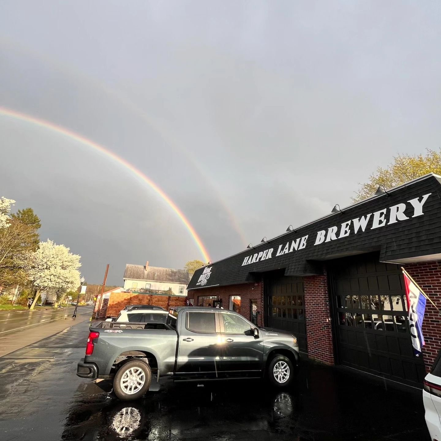Come on by for a pint of gold! 😄🍻

Photo credit- @ashleymalt 

#rainbow #brewery #middleborough #pints #beer