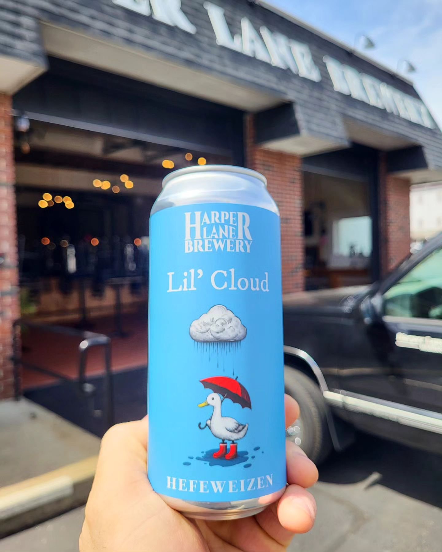 Lil' Cloud now in cans! 

Try this Hefe on draft or now cans to go! What great weather! We're open till 10pm tonight! 

#hefenweizen #middleboro #middleborough #beer #togo #saturday #doorsopen