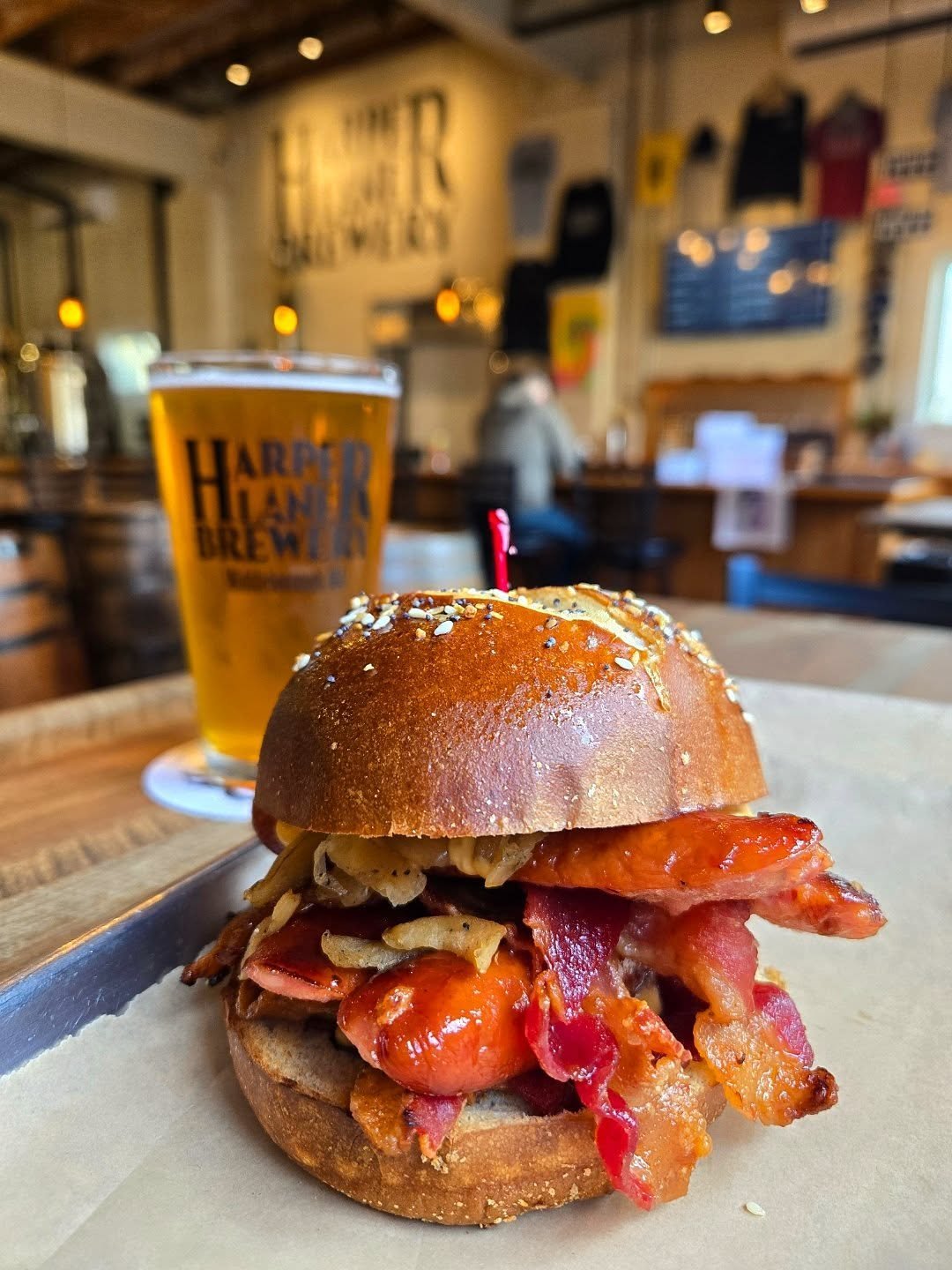 This weeks special from @homerootts!

BACON CHEDDAR BRATWURST

Bacon cheddar bratwurst. caramelized onions, beer cheese, bacon, toasted pretzel bun

Beer pairing- Easy Route- 5%