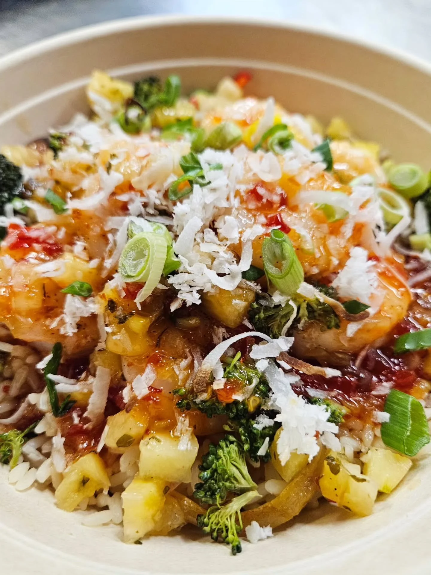 This Weeks Special from @homerootts!! 

ASIAN COCONUT SHRIMP BOWL

Coconut rice, saut&eacute;ed peppers and onions, shrimp, broccoli, pineapple salsa, scallions, sweet Asian chili sauce, toasted coconut.

Beer pairing-

Down the Track Neipa- 6.6%