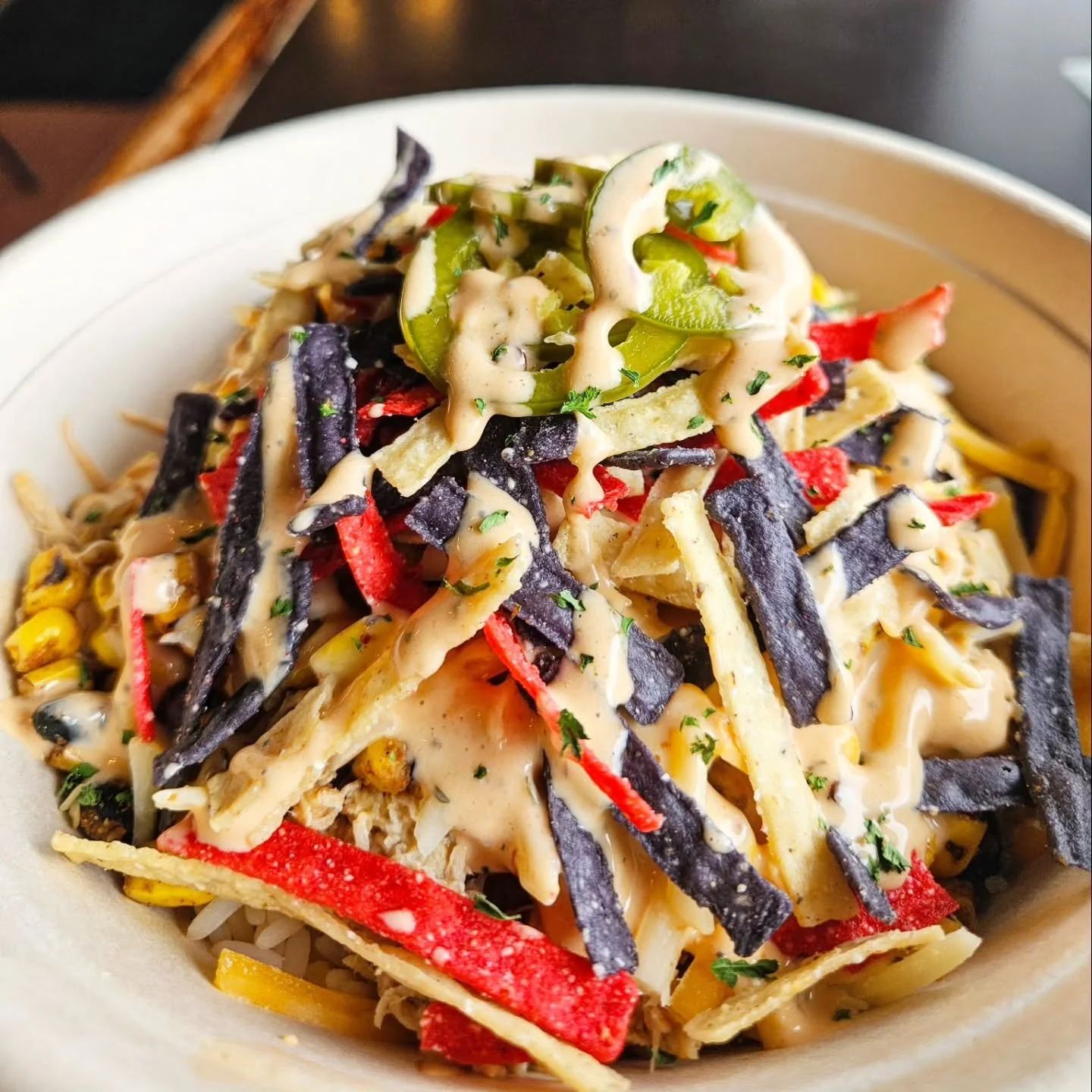 This weeks special from @homerootts!

CHICKEN FAJITA RICE BOWL

Rice, sauteed peppers and onions, fajita spiced chicken, corn and black bean salsa, monterey jack cheese, tortilla strips, chipotle ranch sauce, candied jalapenos

Beer- 
Nemasket Pale A