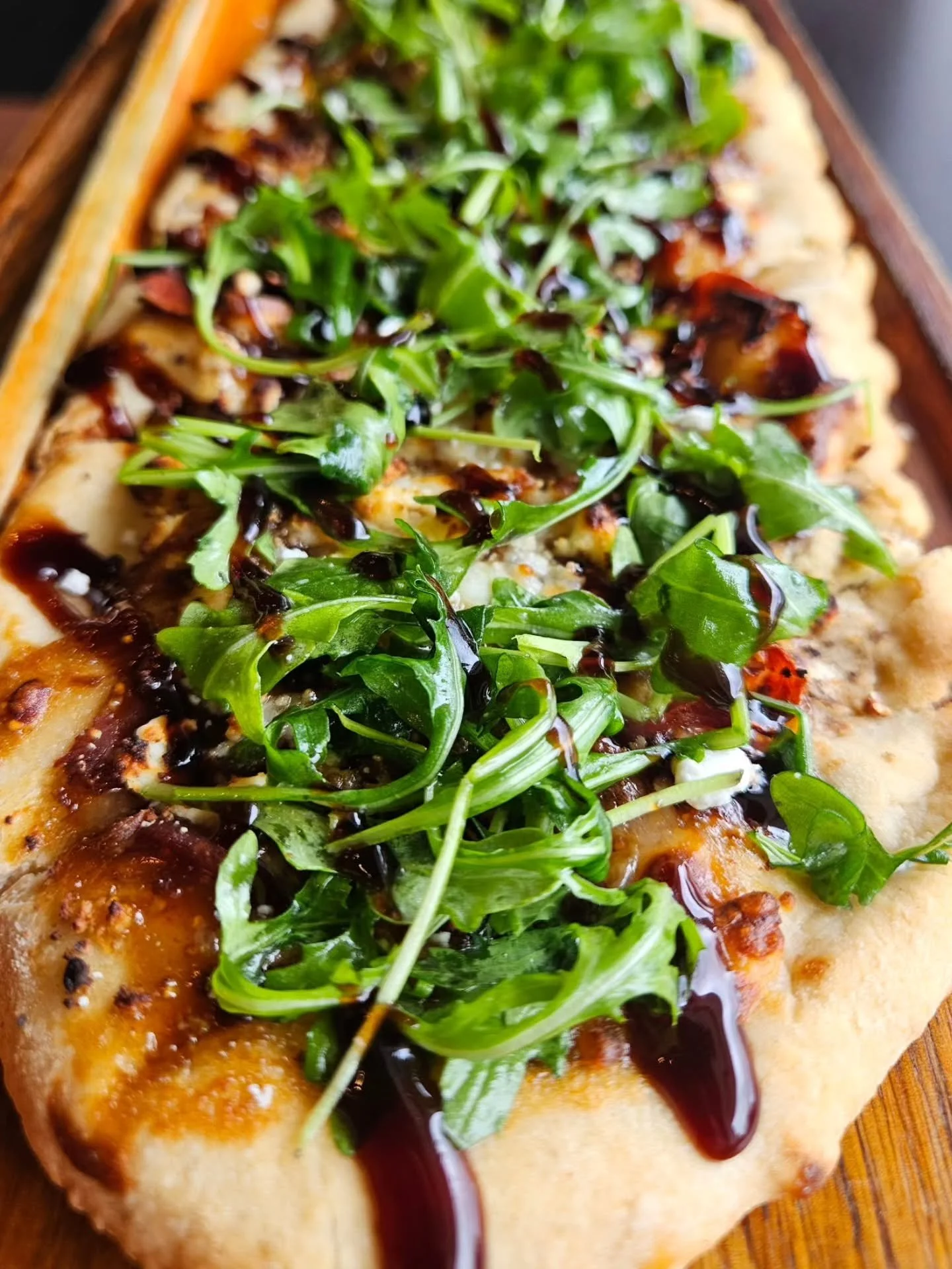 This Weeks Special from @homerootts!

FIG AND PROSCUITTO FLATBREAD 

Fig jam base, 3 cheese blend, prosciutto, crumbled goat cheese, arugula, balsamic drizzle.

Beer- 
Double Citrus Sunrise IPA-8.1%