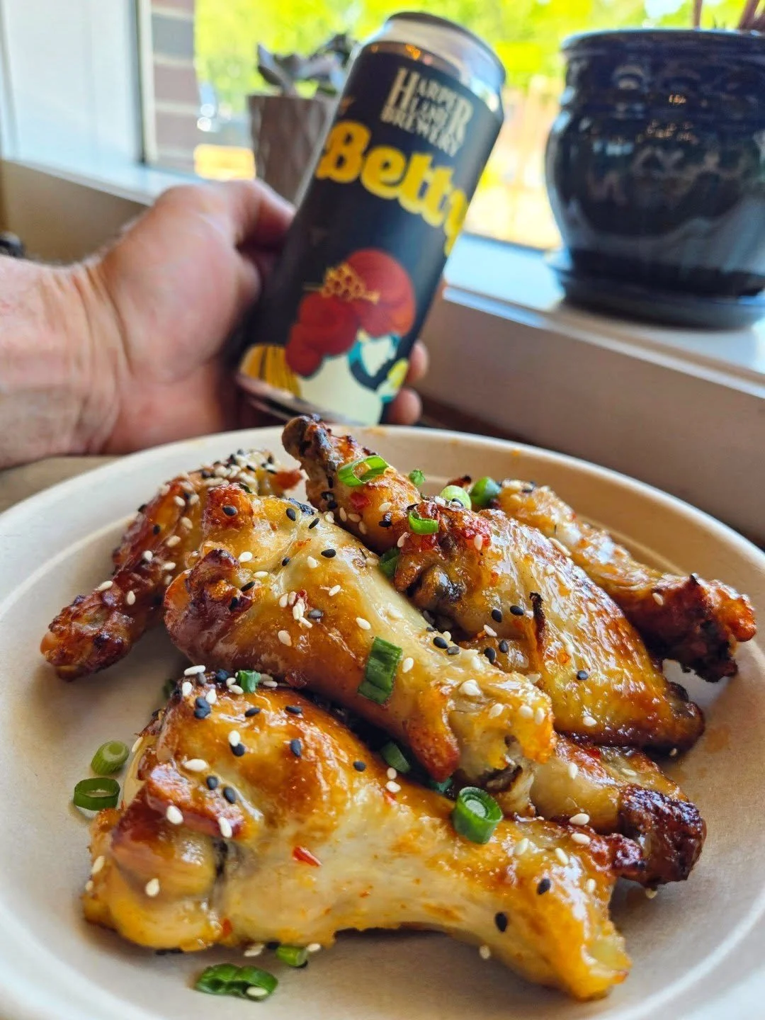 This weeks special from @homerootts!

SWEET ASIAN CHILI CHICKEN WINGS

Beer brined chicken wings, sweet asian chili sauce, scallions, sesame seeds.

Beer-

Betty- 6.1%
Ginger, Lemon, Local Honey