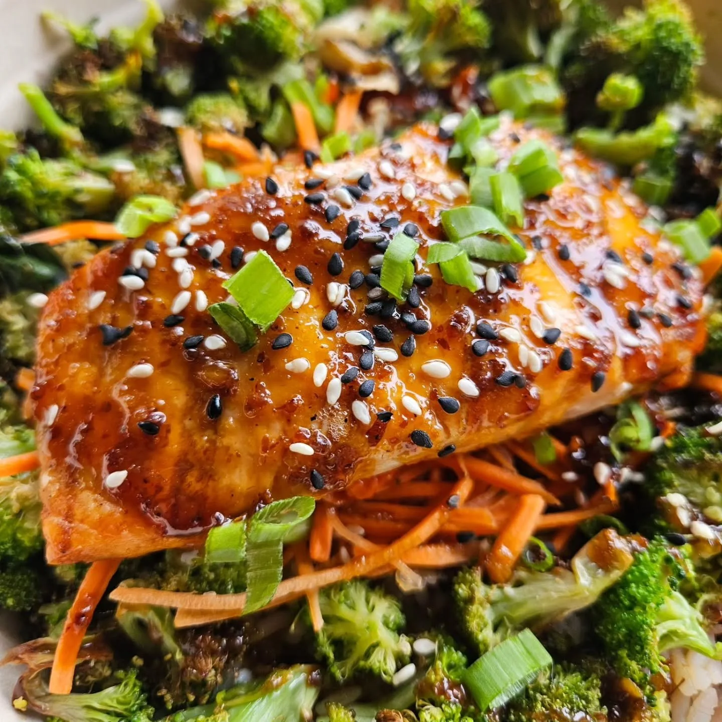 This weeks featured special from @homerootts!

MAPLE GINGER SALMON BOWL

Rice, saut&eacute;ed peppers and onions, roasted broccoli, carrots, maple ginger glazed salmon, scallions sesame seeds.

Pairing-

Moscow Mule Hard Seltzer- 4.2%