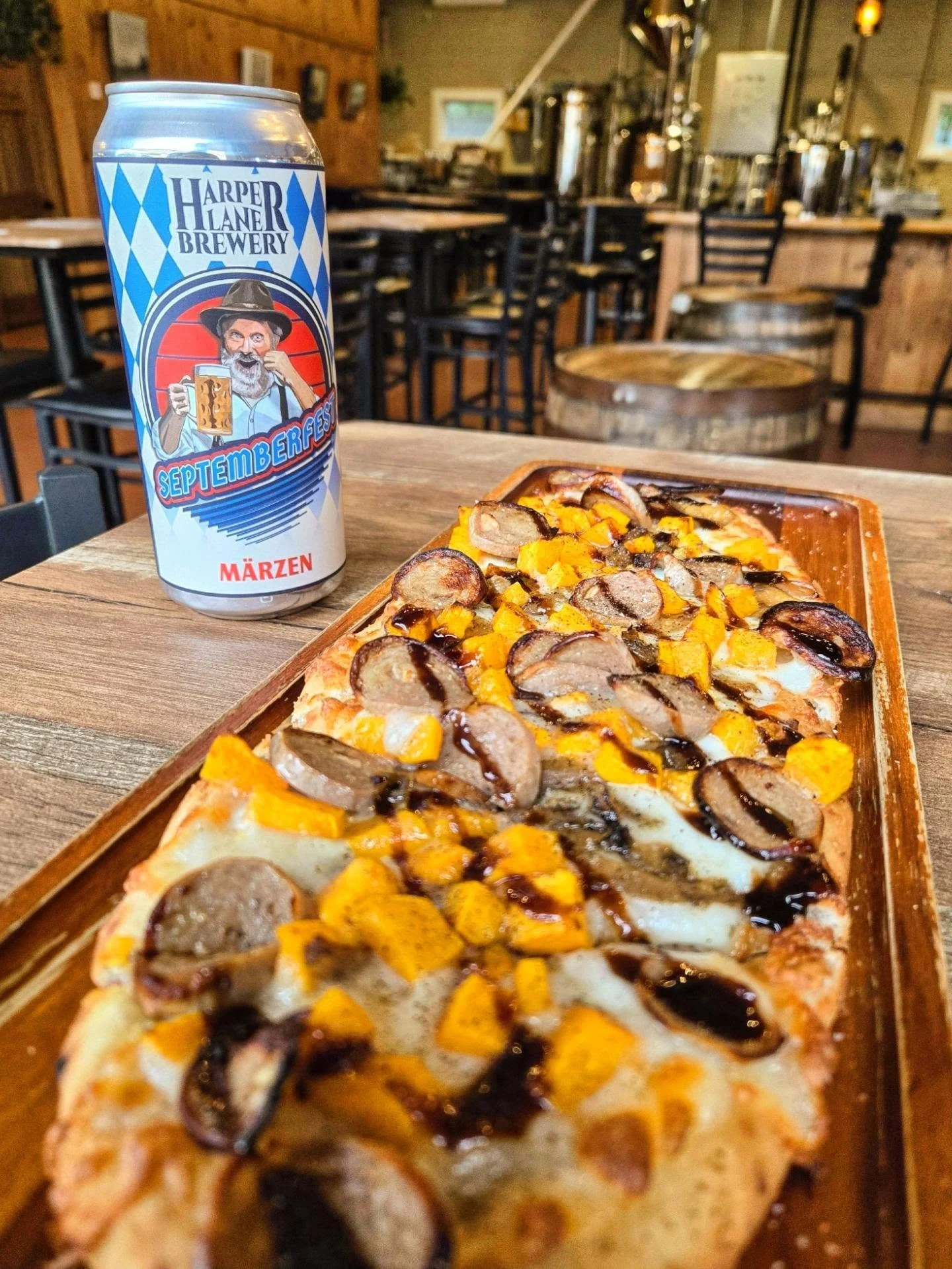 This weeks featured special from @homerootts!

HARVEST FLATBREAD

Garlic oil base, three-cheese blend, chicken apple sausage, roasted butternut squash, caramelized onions. balsamic reduction drizzle

Beer Pairing- 
Septemberfest- 6.2%