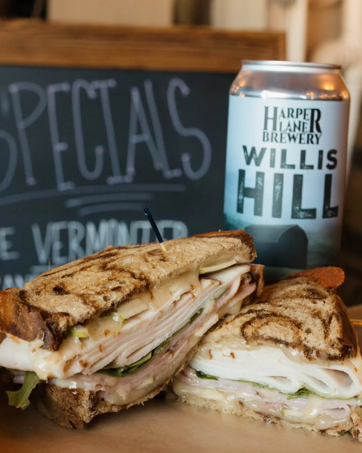 This weeks featured special from @homerootts!

VERMONTER SANDWICH

Toasted marble rye, sharp vermont cheddar cheese, honey ham, roasted turkey breast, sliced green apples, arugala, honey mustard

BEER PAIRING

Willis Hill- 6.8% 

American Farmhouse A