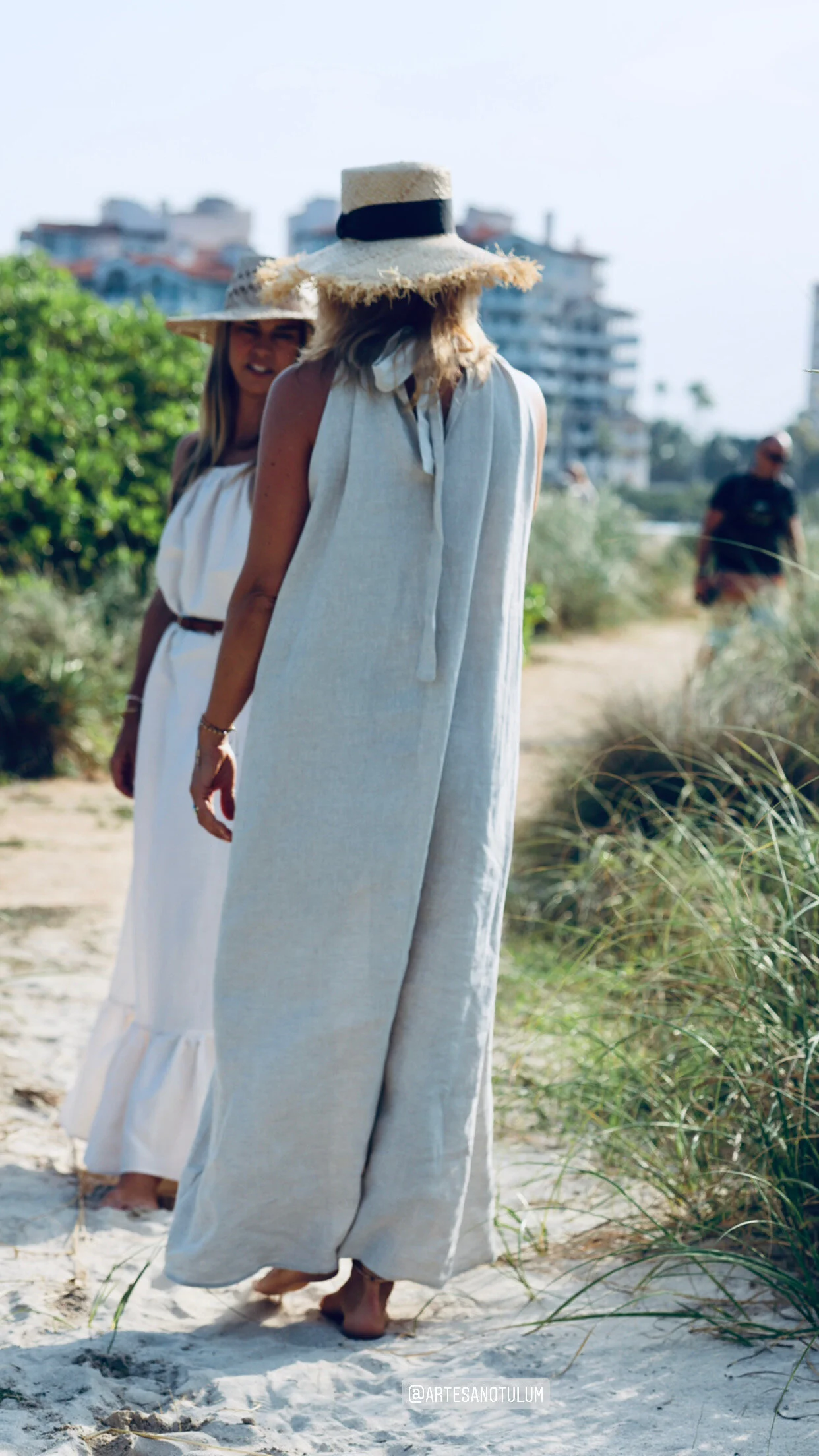 Two women wearing pichardia linen dress.