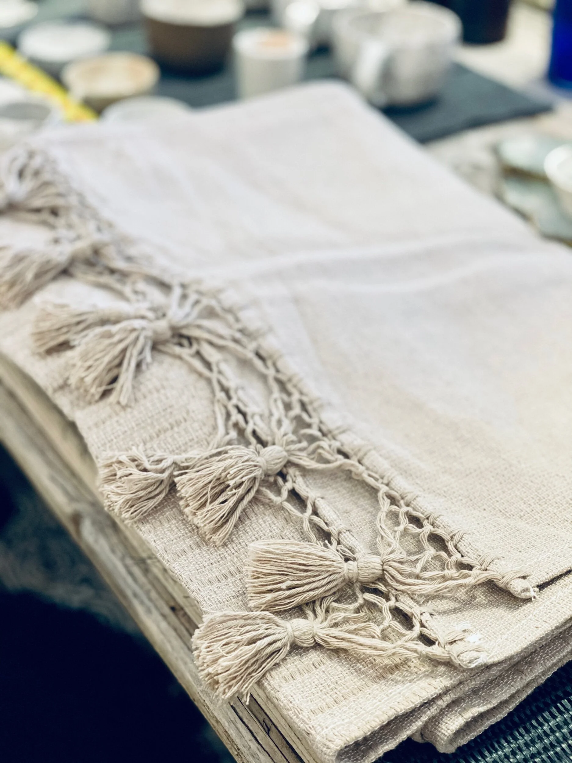Table runner in beige.