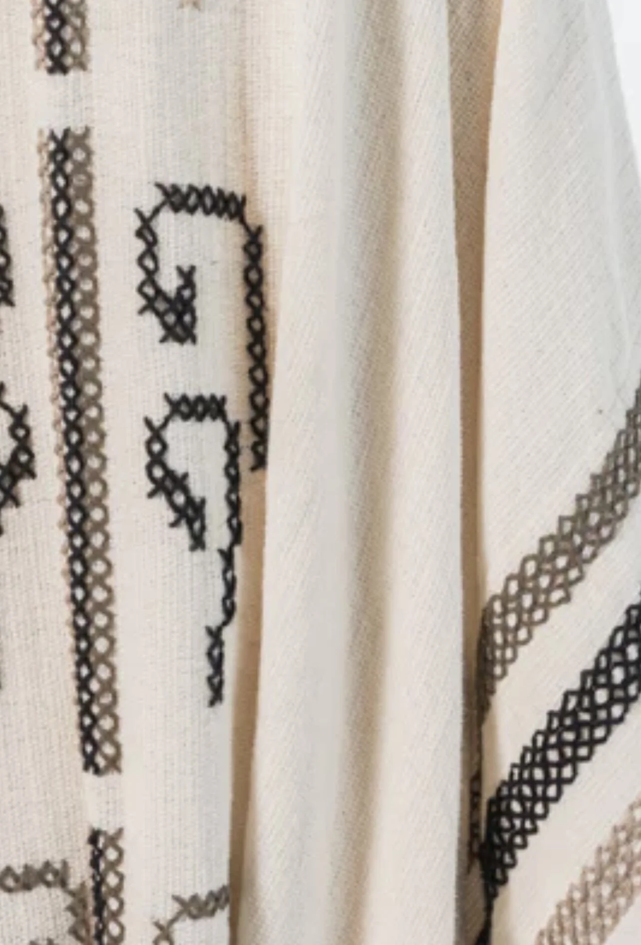 Punta cruz poncho details.