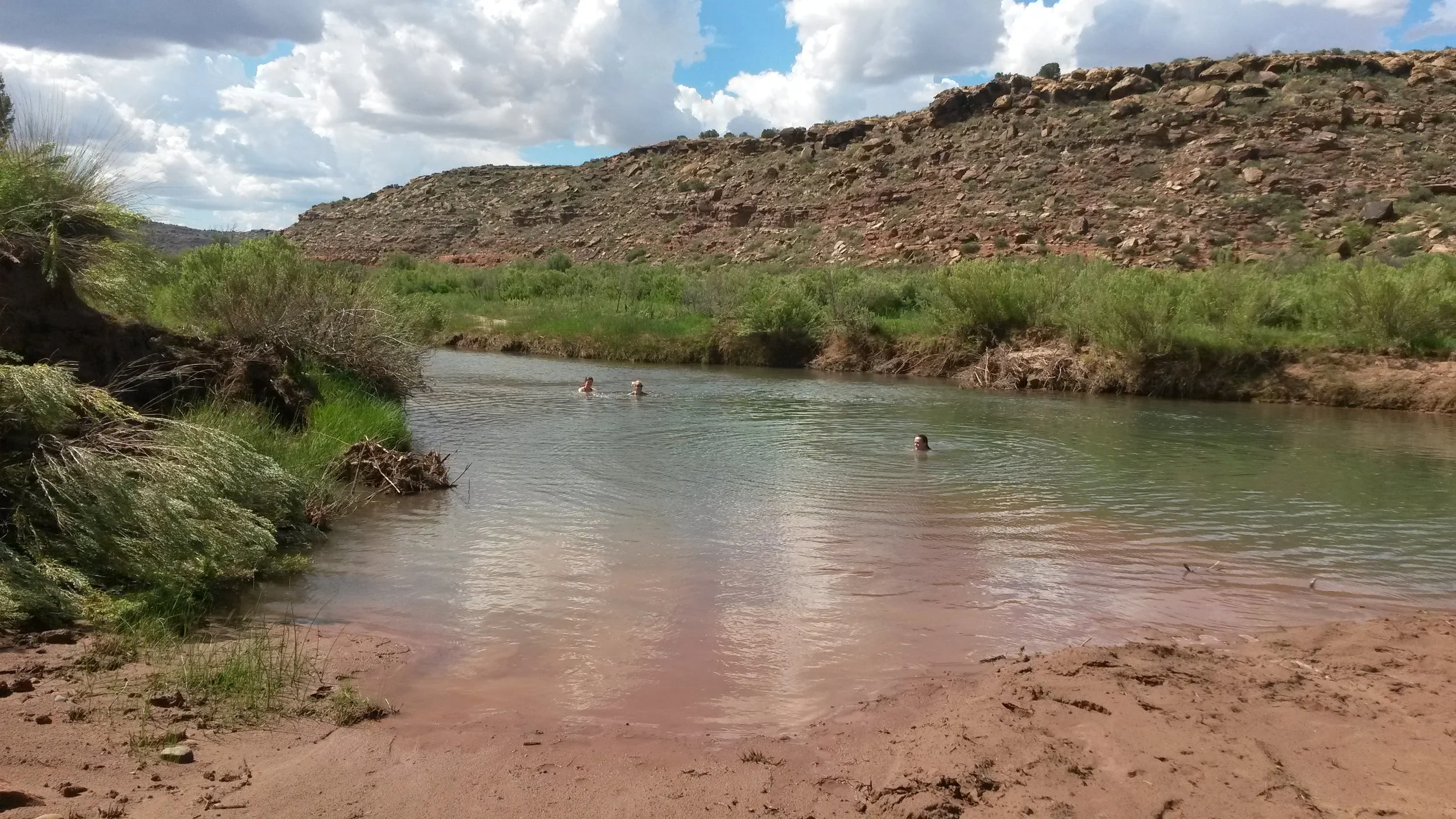 Us humans prefer to go swimming in the Pecos River when it is really hot. Wir Menschen ziehen es vor im Pecos River schwimmen zu gehen, wenn es sehr heiss ist.
