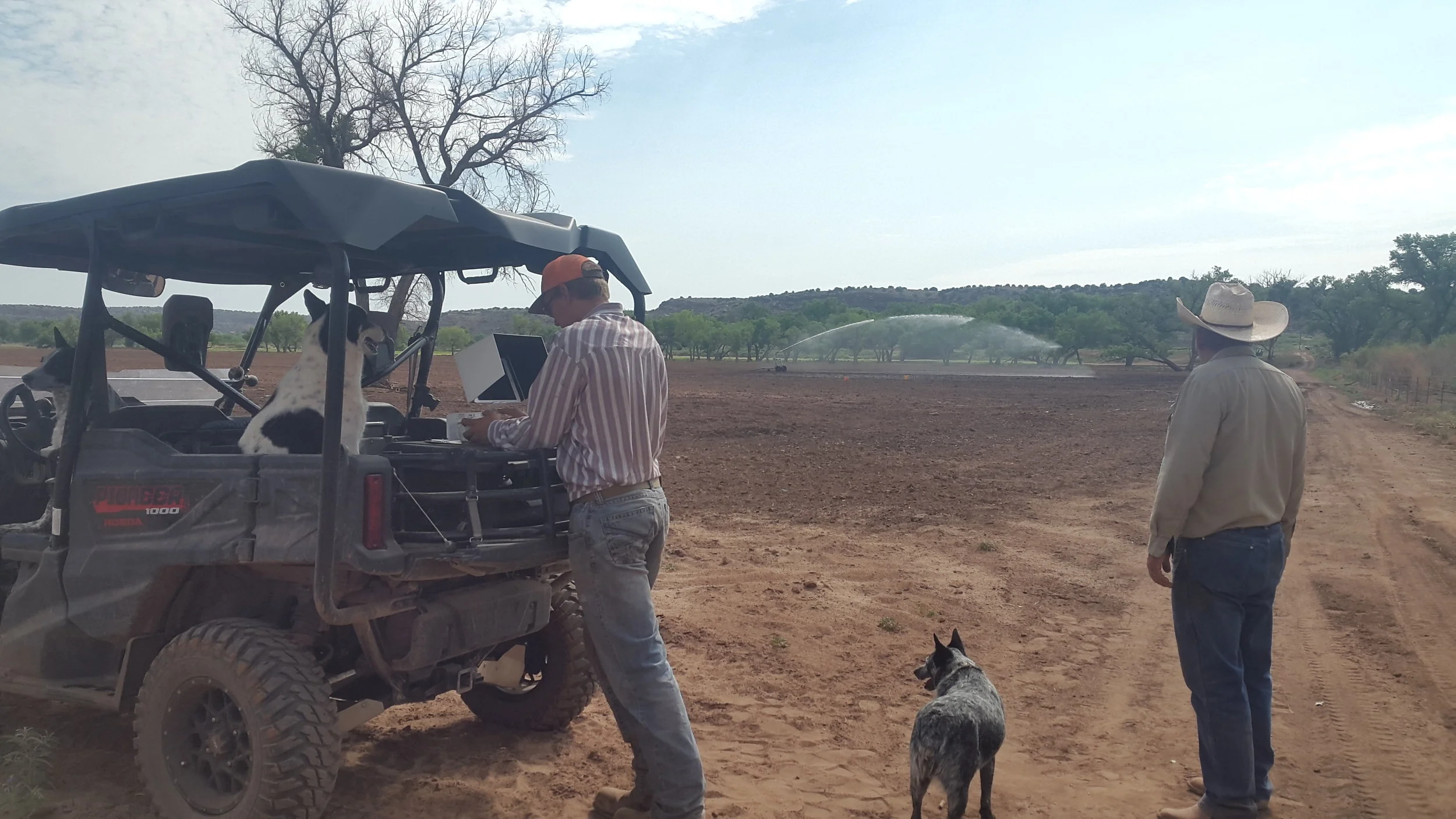 Apropos watering - Joe (right, Seth left) installed big water-sprinklers at the farm to water the fields. Apropos Wässern - Joe (rechts, Seth links) hat grosse Sprenkler auf den Feldern der Farm installiert.