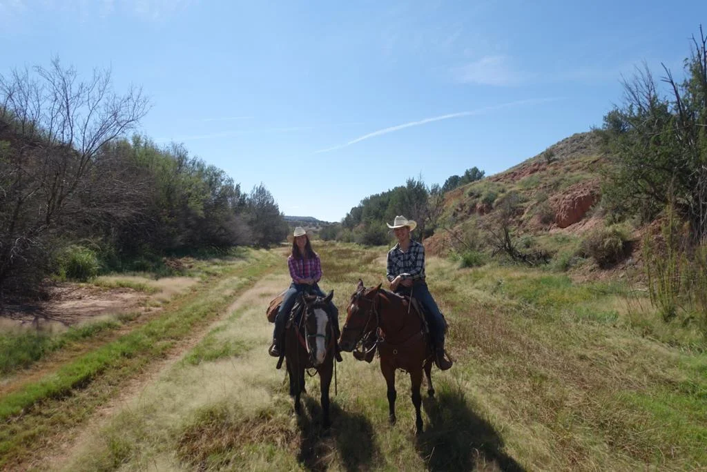 And at least two cowgirls exploring the Carrizo Creek (left to right: Julia on Blaze and Leonie on Butch). Und zum Schluss zwei Cowgirls beim Erkunden des Carrizo Creeks (links nach rechts Julia auf Blaze und Leonie auf Butch). Greetings from the Wild West, Grüsse aus dem Wilden Westen, Claudia