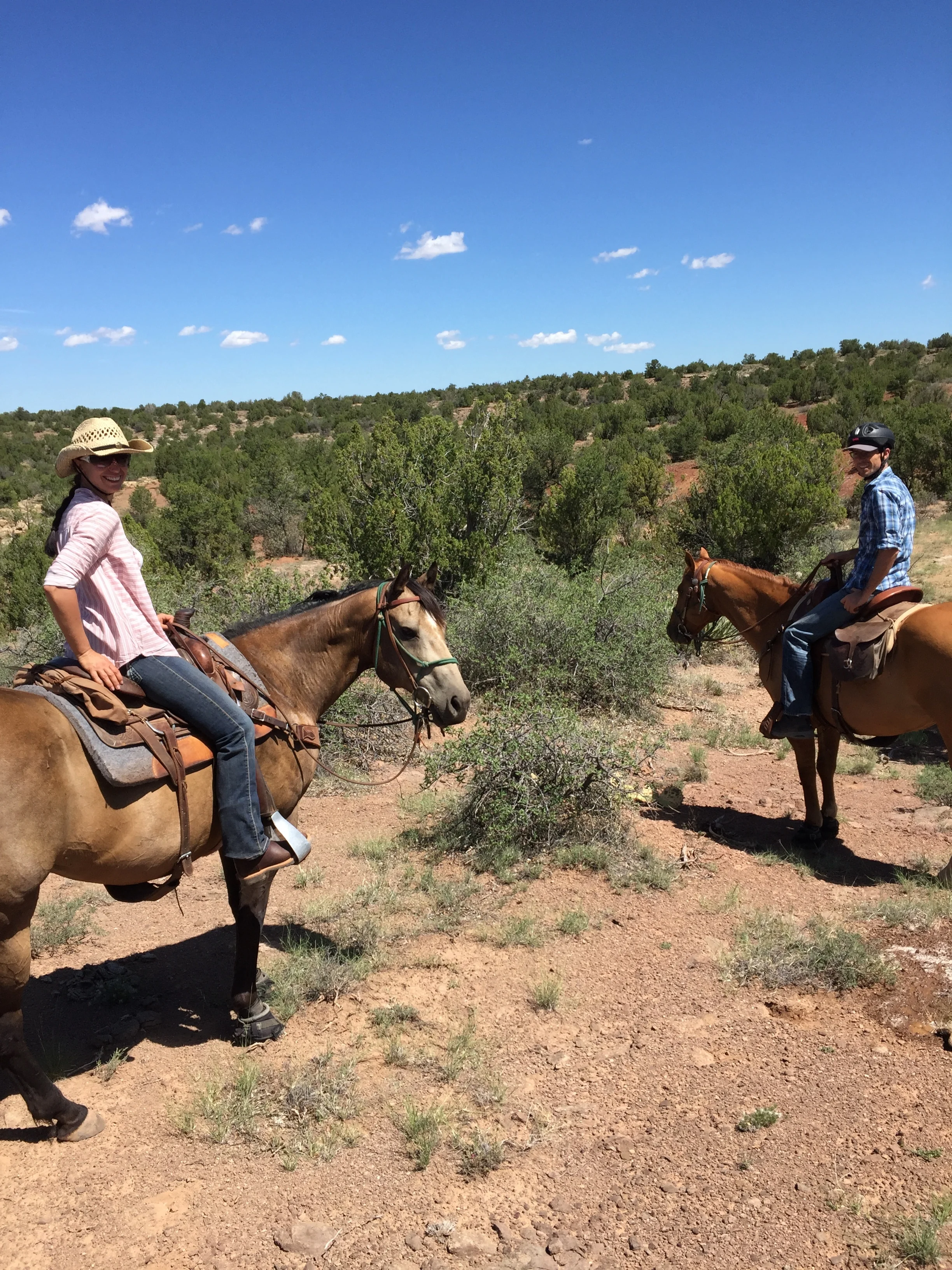 Christina (left on King) and André (right on Whiskey) at a stop out on the trail. Christina (links auf King(+) und André (rechts auf Whiskey) bei einem Stop draussen auf dem Trail.
