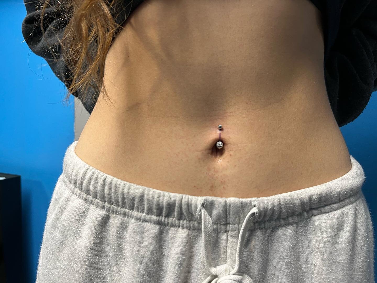 Naval, best time of year to get your belly pierced and show it off in the hot weather #bellypiercing #letsgetdecorated #pierclings  @lolastattoos