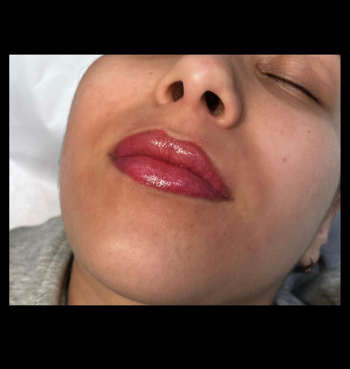 A closer look at this lip blush! 👄 Lip blushing can help you achieve a more defined shape and enhance the color to your lips

Books are open 🤗

#lipblush #lipblushing #lipblushtattoo #permanentmakeup #permanentmakeupartist #permanentmakeuptattoo #n