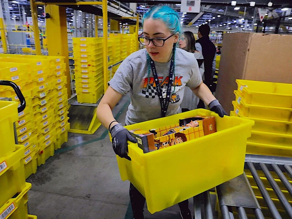 Undercover Author Finds Amazon Warehouse Workers In UK 'peed in Bottles' Over Fears of Being Punished For Taking A Break