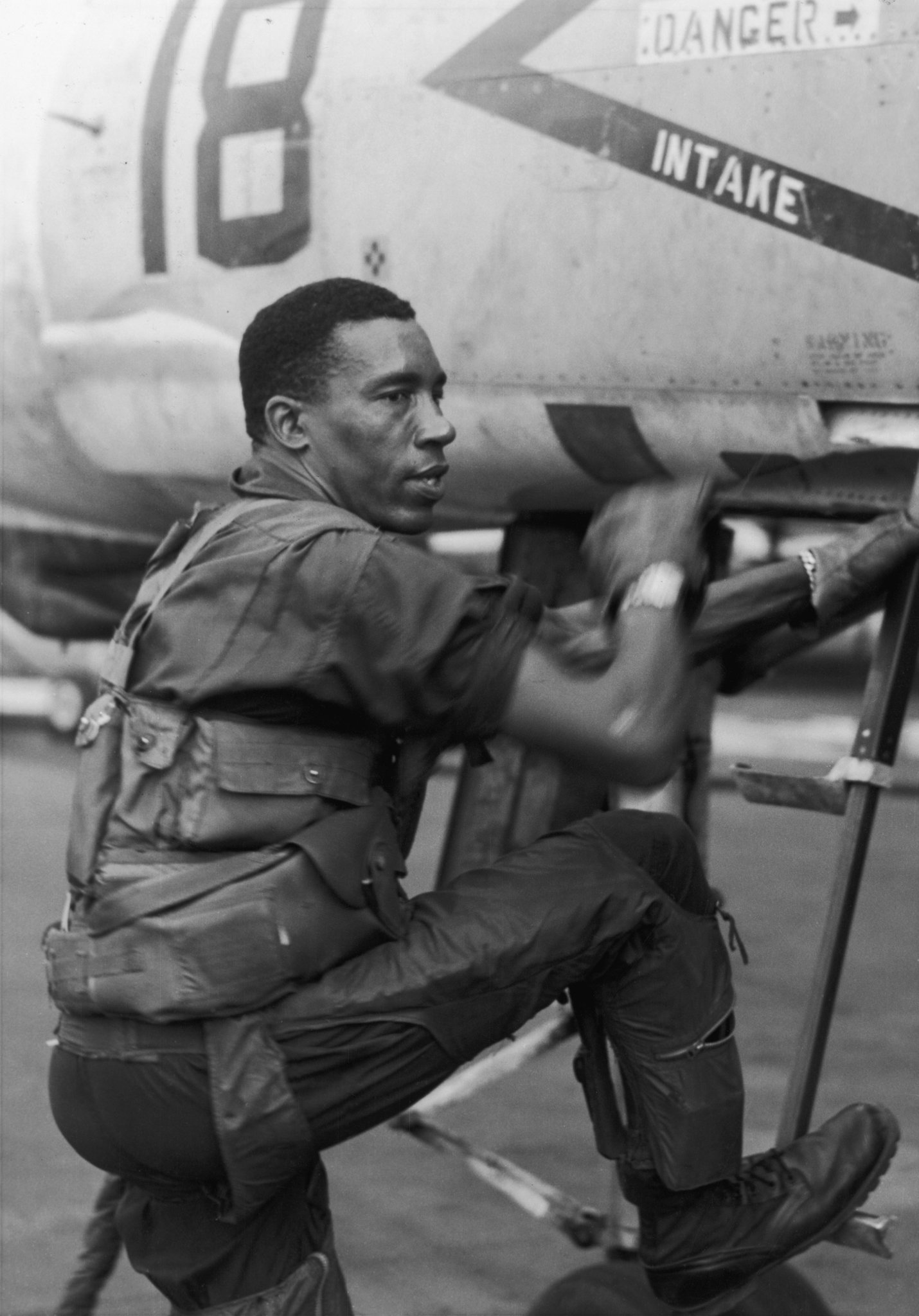 Frank E. Petersen, First Black General and Aviator In Marines, Dies at 83