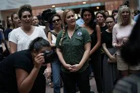 Amy Schumer Rejects SUPER BOWL Ad Offers, Urges White NFL Players To Kneel During Anthem