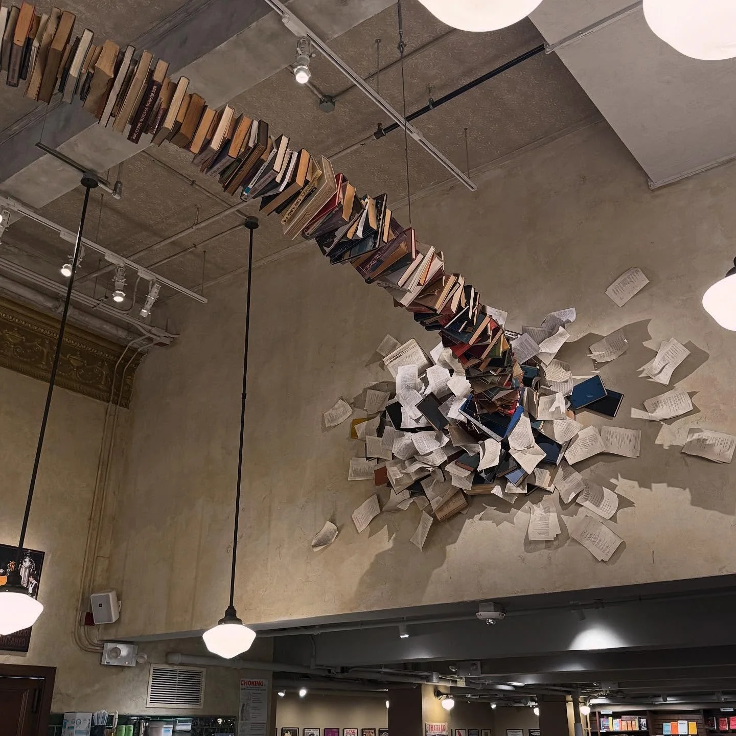 An iconic bookstore stop! 

#books #book #bookstagram #writers #writersofinstagram #writingcommunity