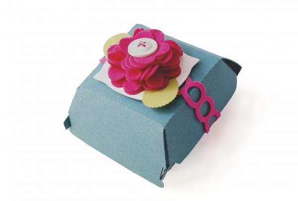 I used the Circles Die to cut a felt embellishment for this Hamburger Box . See a the Nesting Blossoms Felt Flower tutorial here .