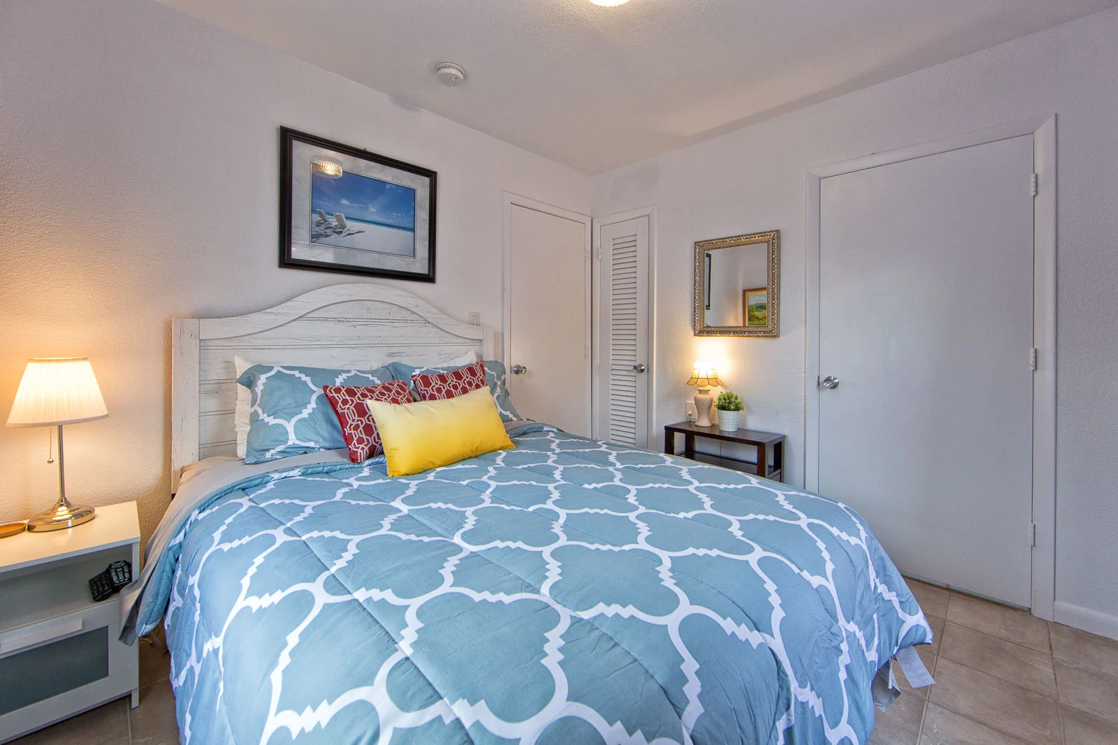 cdtBedroom2DoorsClosedLampCloset.jpg