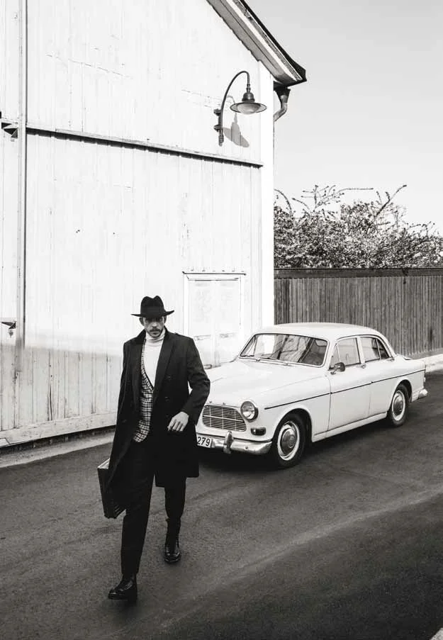 suitjacket: osCar JaCoBsoN coat: raLPh LaUreN poloshirt & shoes: hUGo Boss pants: herMes hat: BorsaLINo suitcase: VINaTaGe