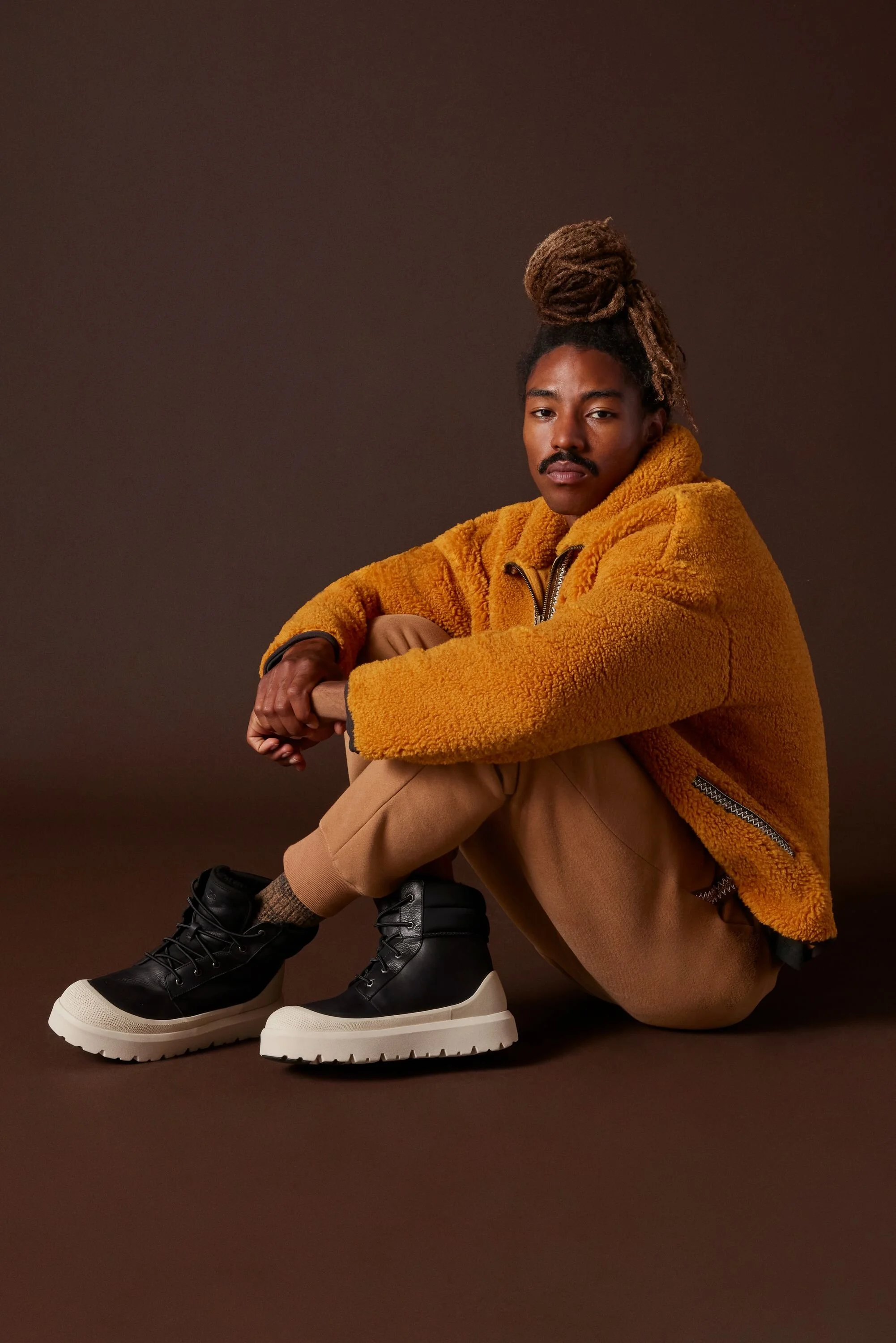 LARGE-AW24-M-TASMAN-UGGFLUFF-HALF-ZIP-1158630-AMGL-TASMAN-JOGGER-1151710-CHE-NEUMEL-HIGH-WEATHER-1158208-BCKBR-FL-V_4.jpg