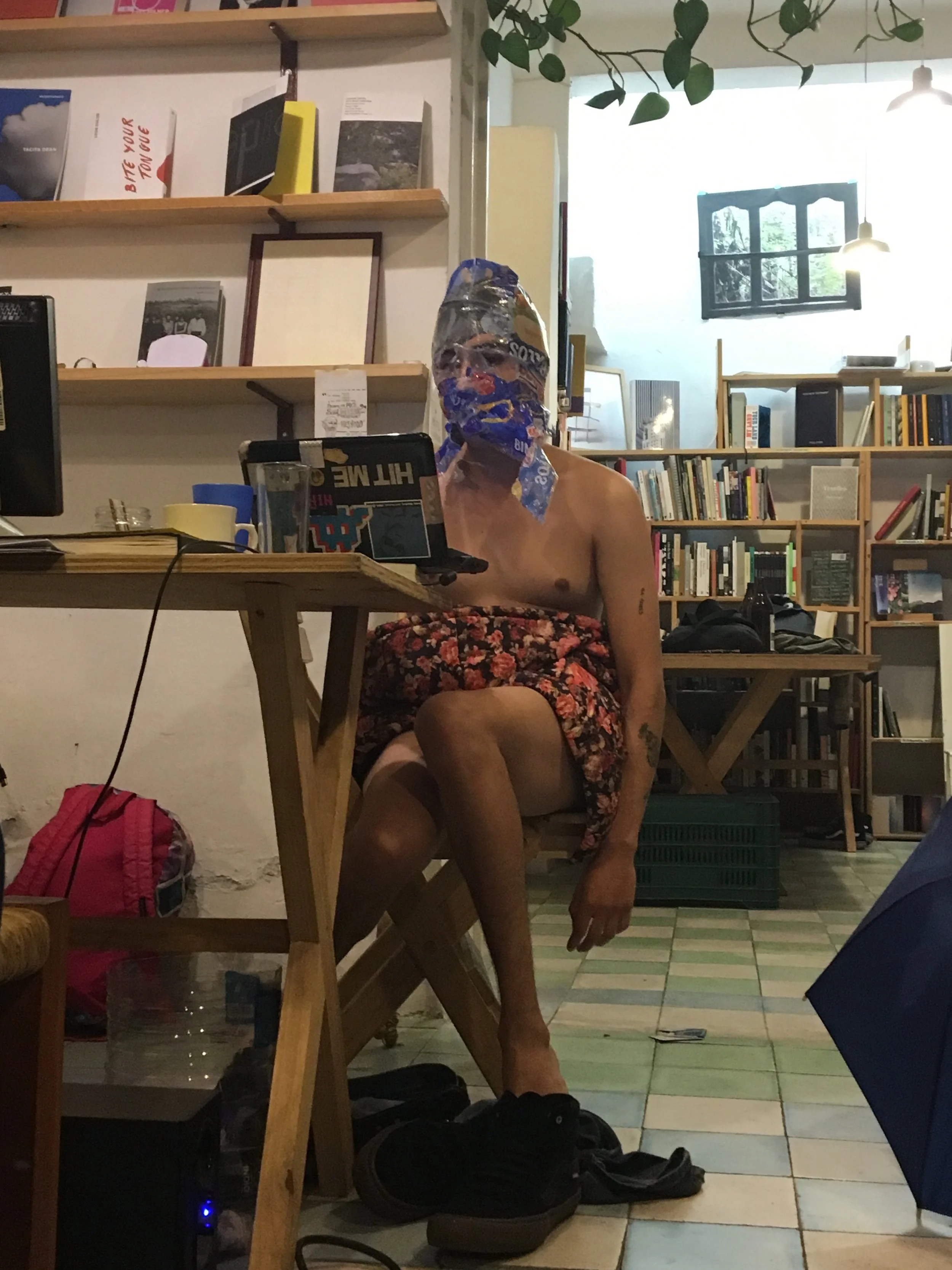 GenkidamaÑuReadingInAeromoto.jpg
