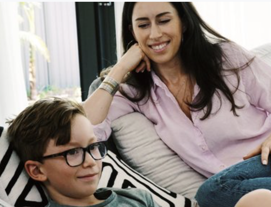 Augmented reality for online kids' eyewear with Augie