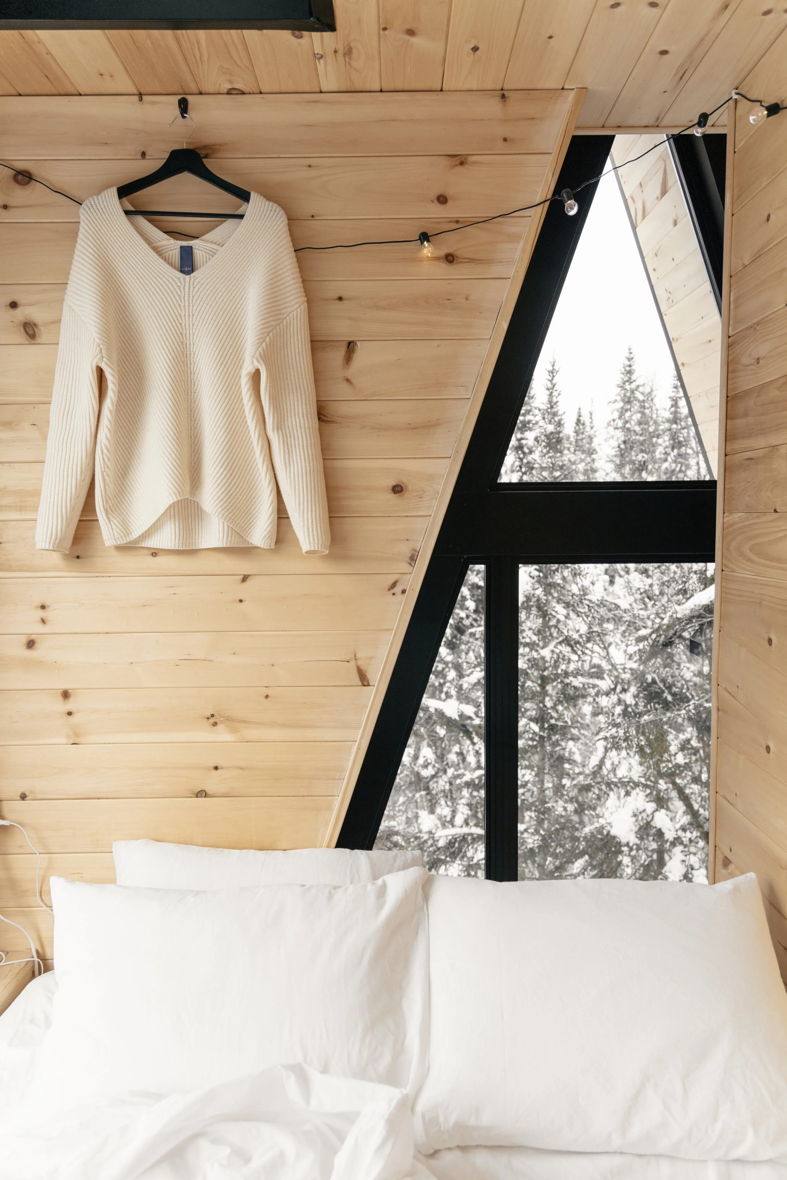  CABIN PHOTOGRAPHER BROOKE STEPHENSON [@FOUNDMYTHRILL] PHOTOGRAPHS A MODERN SKI CABIN, A-FRAME CABIN IN LAC BEAUPORT, QUEBEC CANADA. CLICK THE LINK TO SEE THE FULL PHOTO SET BELOW! All images copyright  2020 Brooke Stephenson 