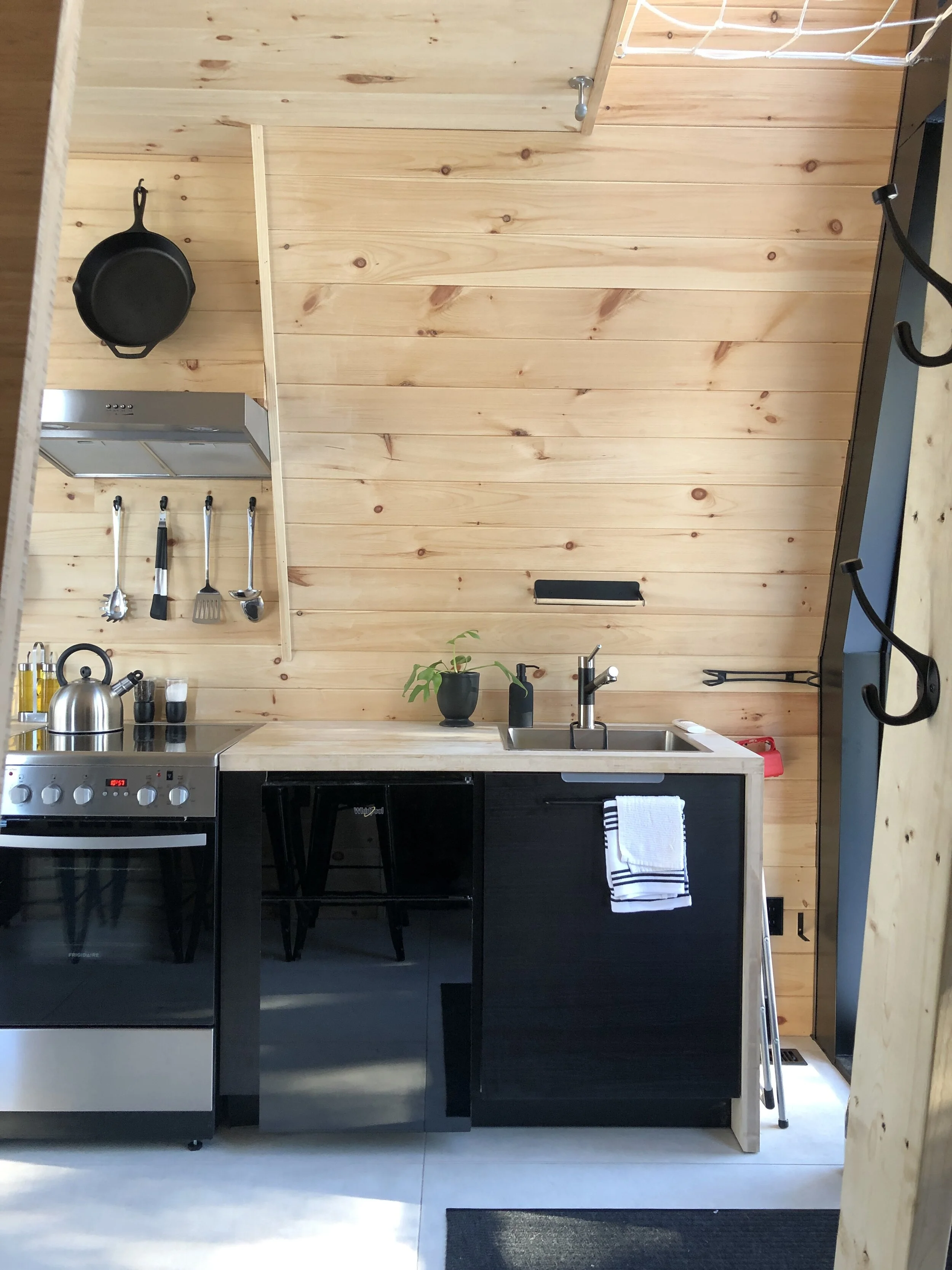  CABIN PHOTOGRAPHER BROOKE STEPHENSON [@FOUNDMYTHRILL] PHOTOGRAPHS A MODERN SKI CABIN, A-FRAME CABIN IN LAC BEAUPORT, QUEBEC CANADA. CLICK THE LINK TO SEE THE FULL PHOTO SET BELOW! All images copyright  2020 Brooke Stephenson 