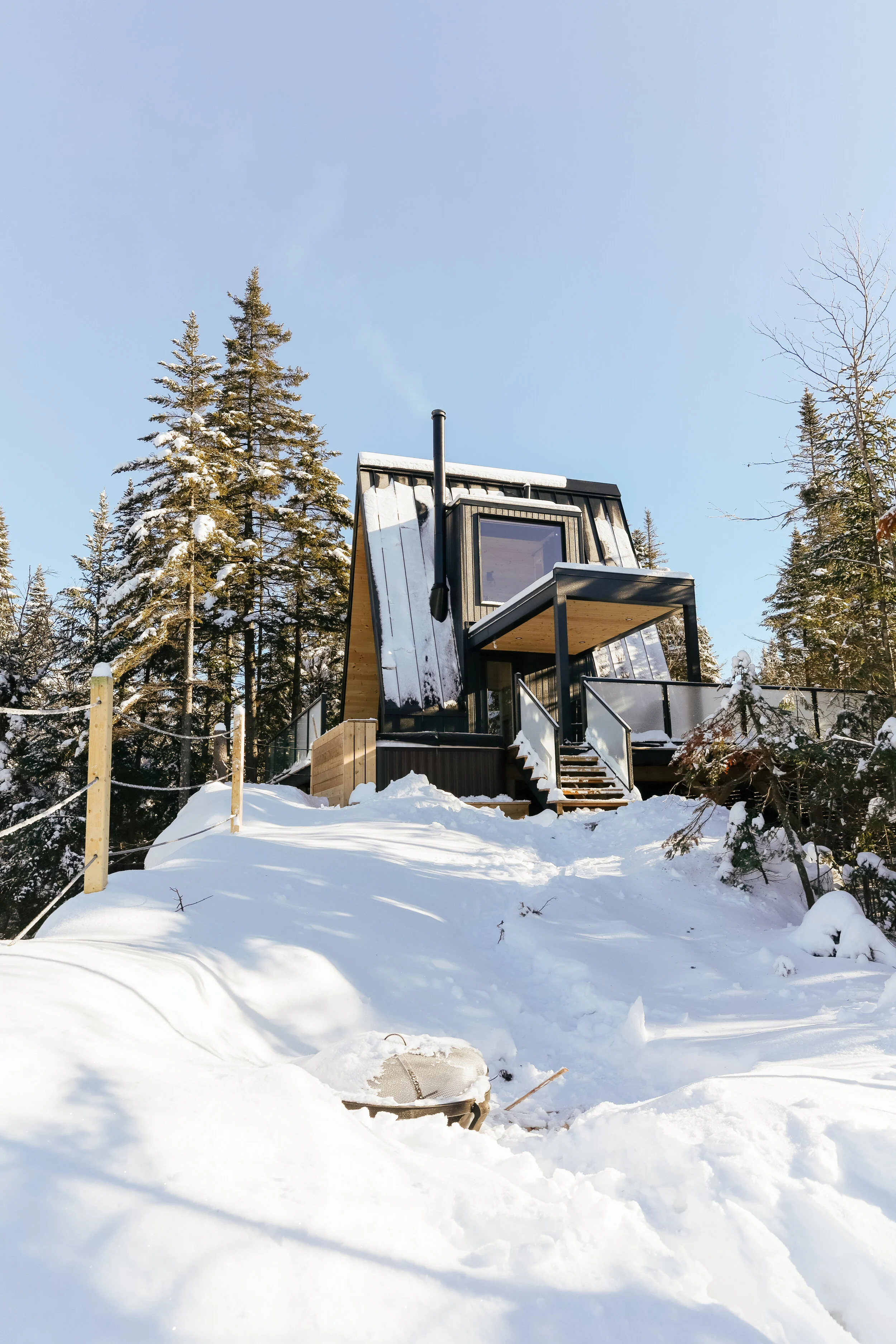  CABIN PHOTOGRAPHER BROOKE STEPHENSON [@FOUNDMYTHRILL] PHOTOGRAPHS A MODERN SKI CABIN, A-FRAME CABIN IN LAC BEAUPORT, QUEBEC CANADA. CLICK THE LINK TO SEE THE FULL PHOTO SET BELOW! All images copyright  2020 Brooke Stephenson 