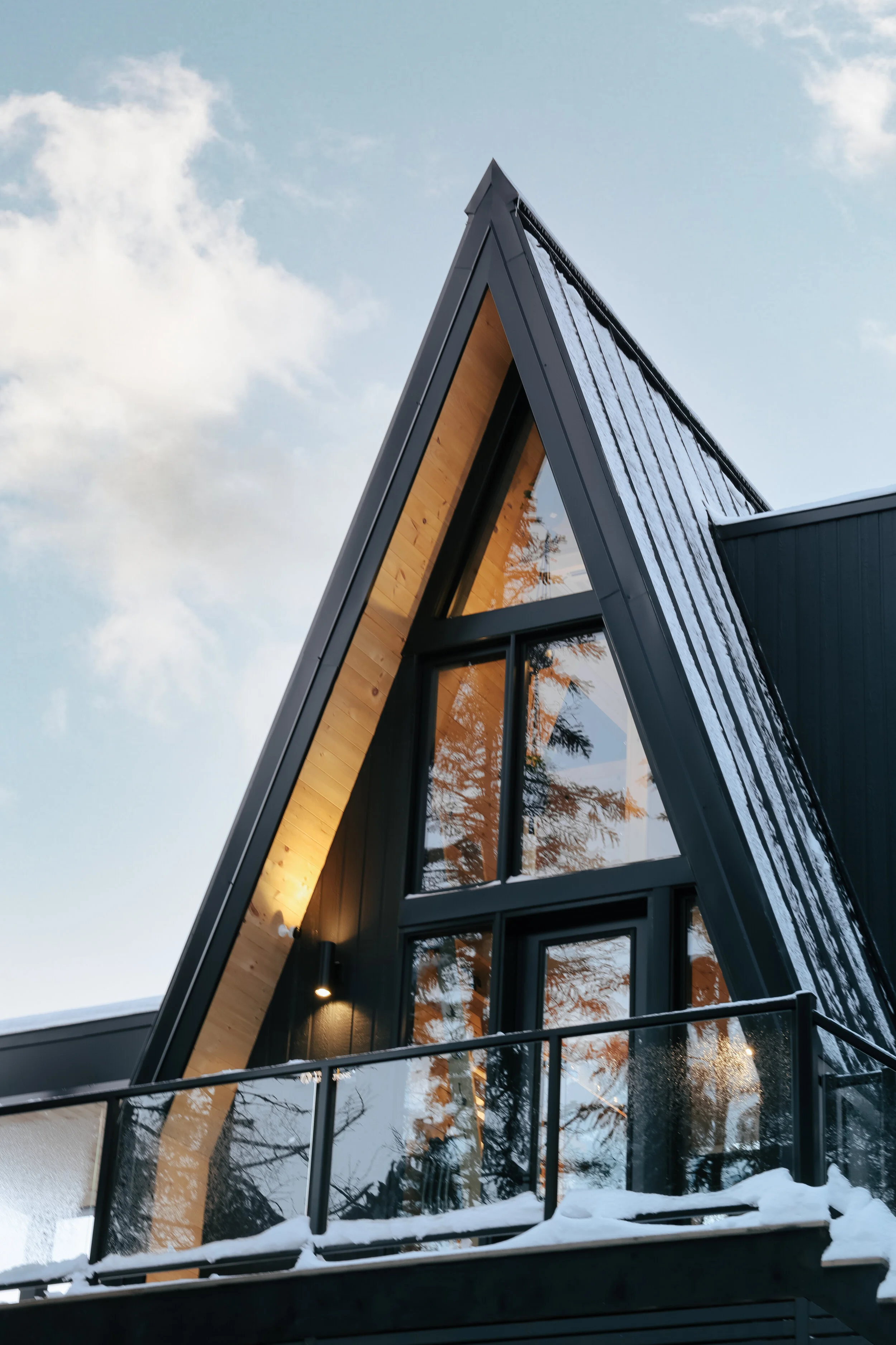  CABIN PHOTOGRAPHER BROOKE STEPHENSON [@FOUNDMYTHRILL] PHOTOGRAPHS A MODERN SKI CABIN, A-FRAME CABIN IN LAC BEAUPORT, QUEBEC CANADA. CLICK THE LINK TO SEE THE FULL PHOTO SET BELOW! All images copyright  2020 Brooke Stephenson 