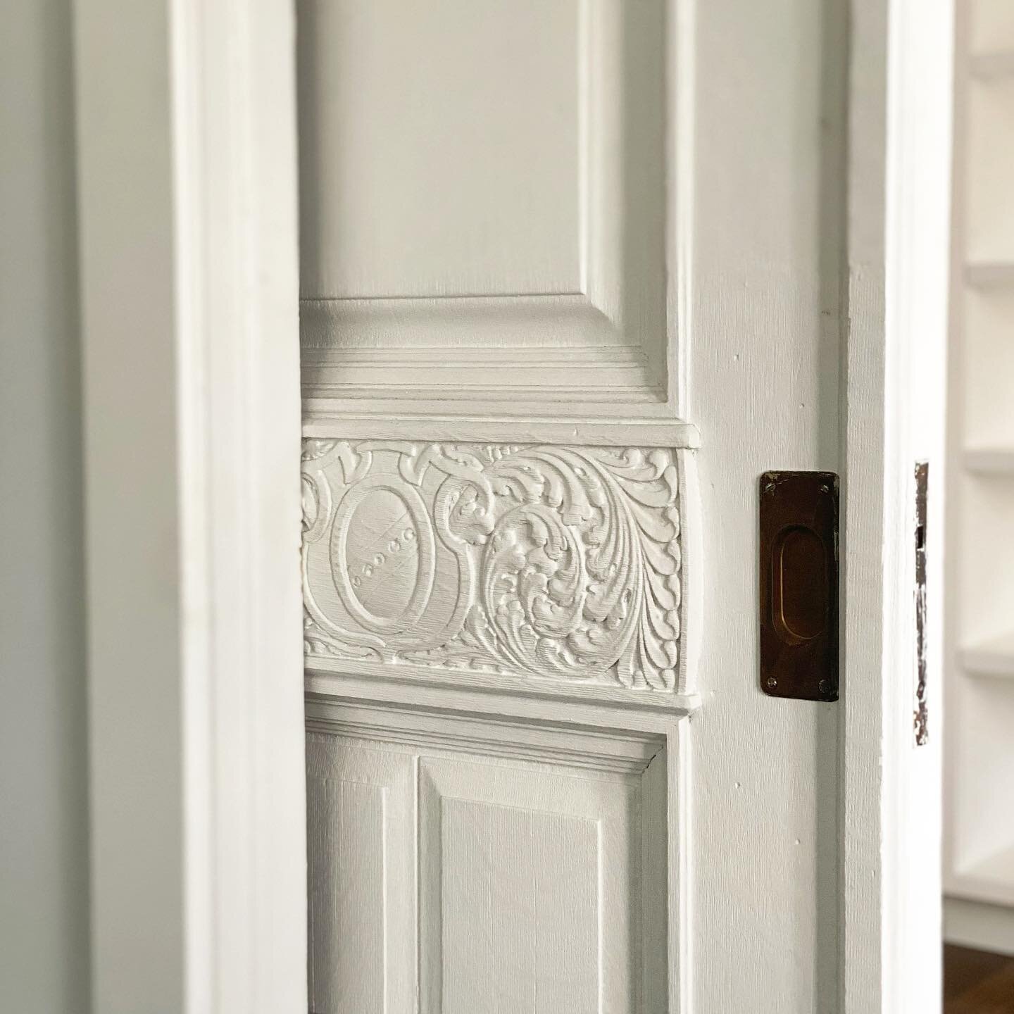 What a lovely, old sliding door! And it&rsquo;s a double door.
Looking forward to bringing its carved details back to live!
.
.
#interiordesign #doordesign #oldhouselove #thisoldhouse #renovationproject #interiordesign #interiordesignproject #olddoor