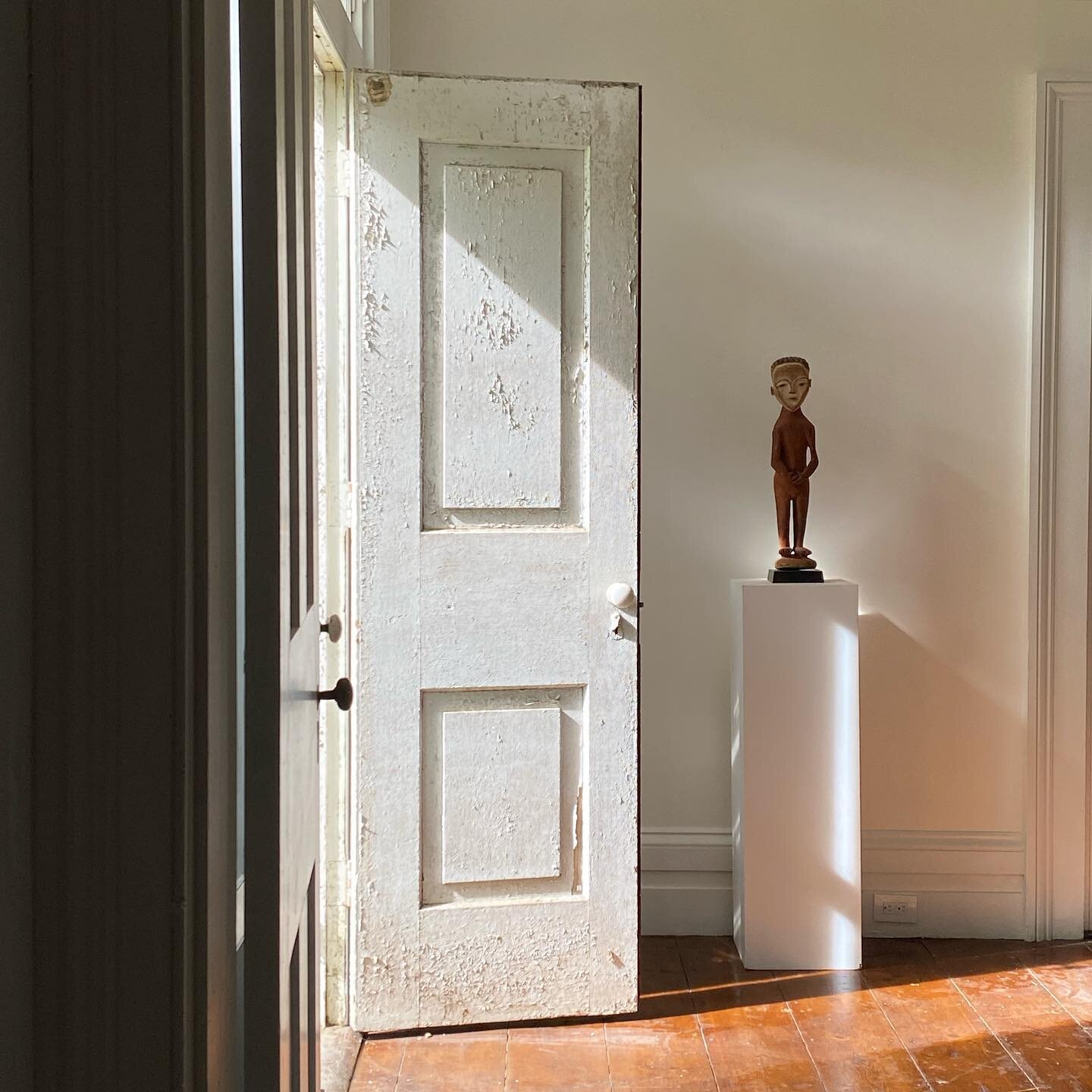 Sometimes a piece of sculpture on a pedestal might work better than wall art. 
.
.
.
#sculpture #interiordecor #interiordesign #shadowplay #oldhouses #thisoldhouse #upstatehouse #summertime #interiorstyling #hudsonvalleyny #tribalart