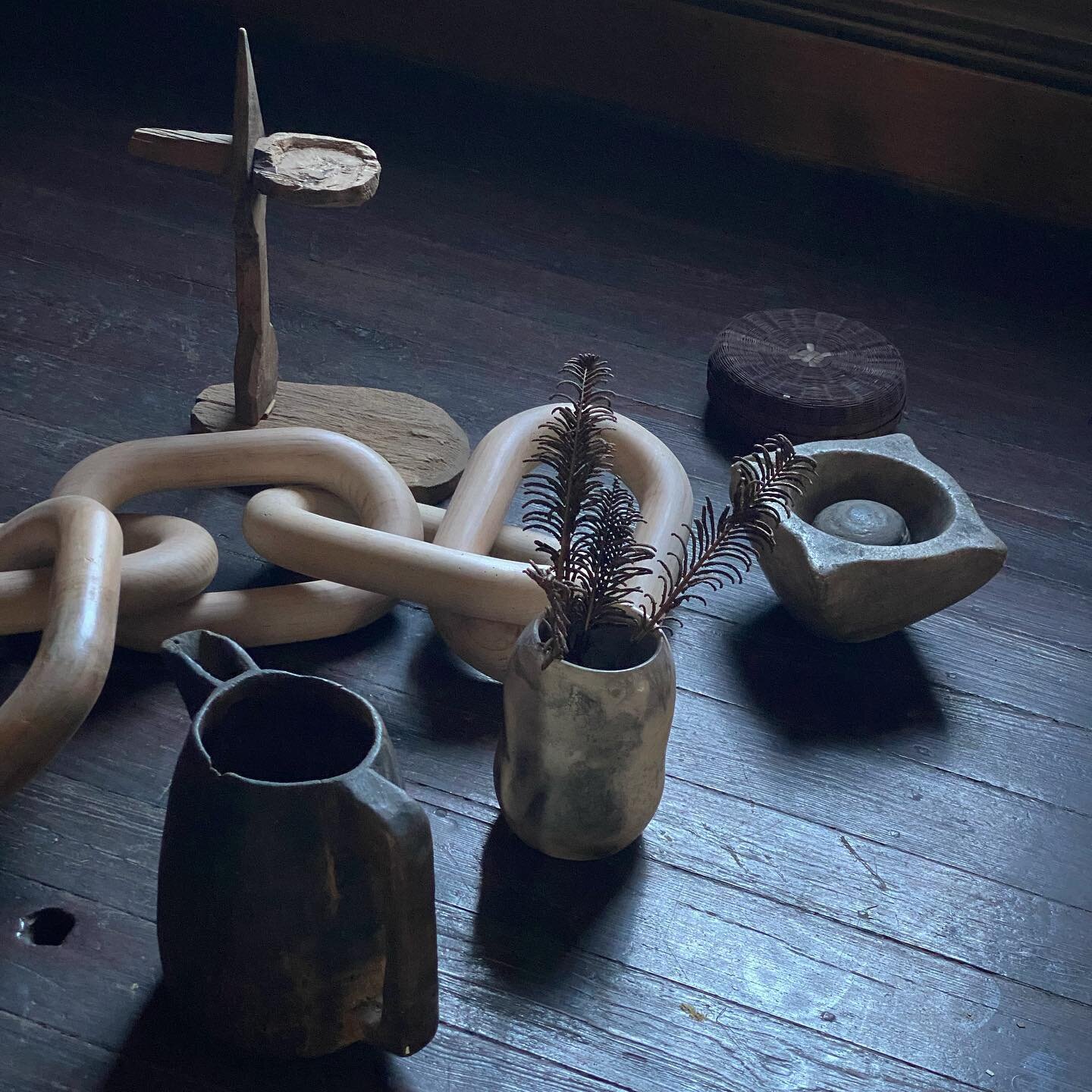 Gathering objects for some interior styling. 
Wooden link chain @mybloomist 
Antique objects are from my own collection.
.
.
.
#interiorstyling #interiordesign #stilllife #stillleben #oldandnew #objects #designobject #mybloomist