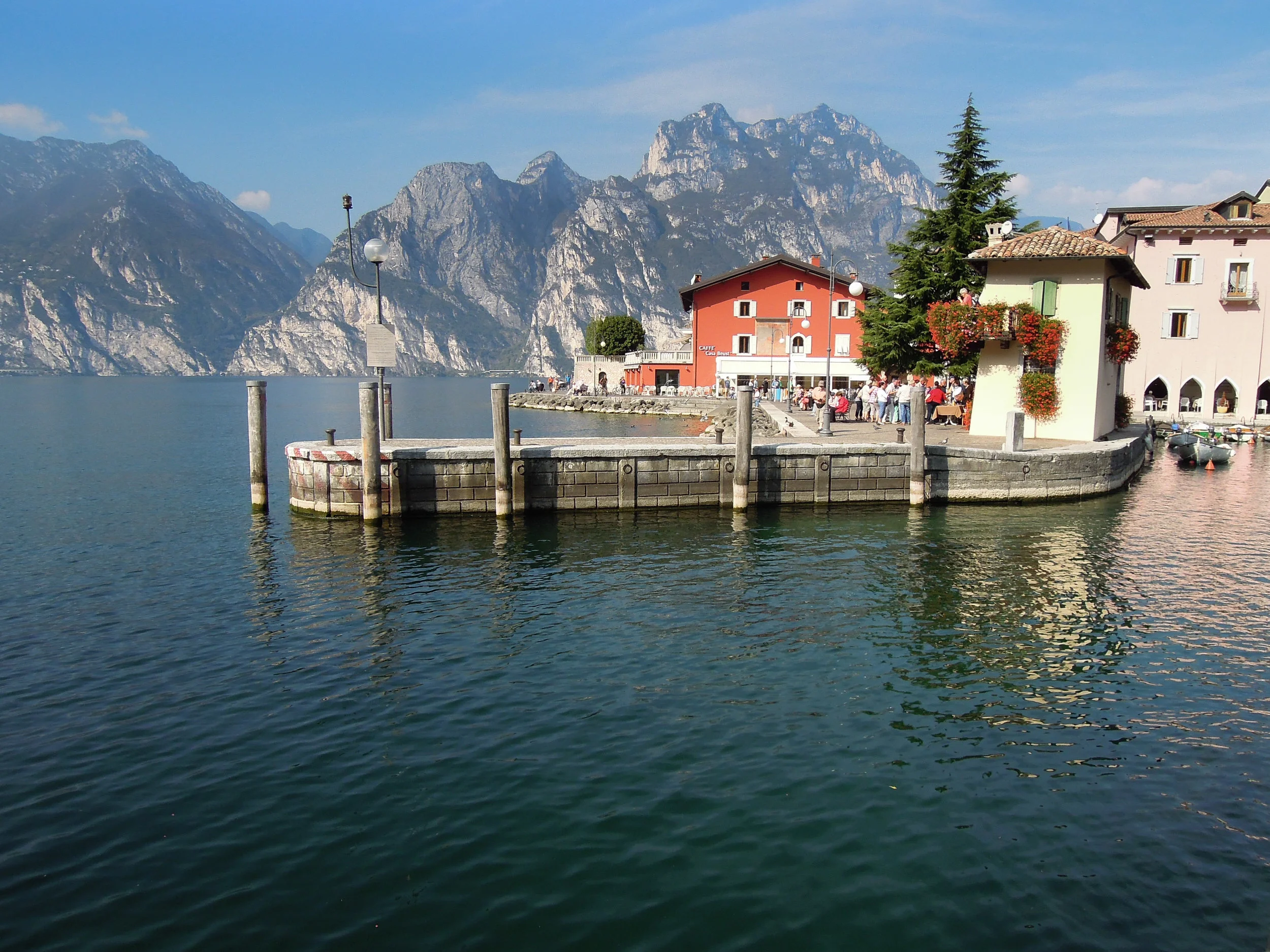 Objevila jsem kraj, kde se rodí ovečky z kamenů a stromy si neholí nohy. Je coby kamenem do Lago di Garda dohodil. Nevěříte? Přivezla jsem vám důkazy