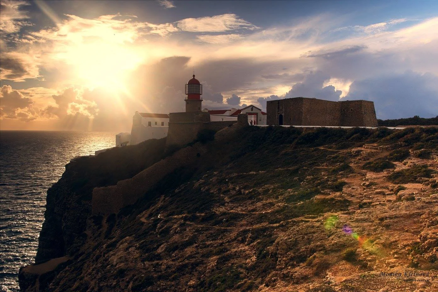 K majáku Cabo de Sao Vicente jsem dorazila těsně před setměním, zrovna si před spaním rozsvítil lampičku. Čekala jsem, co si bude číst, ale lampička mu upadla do vody. 