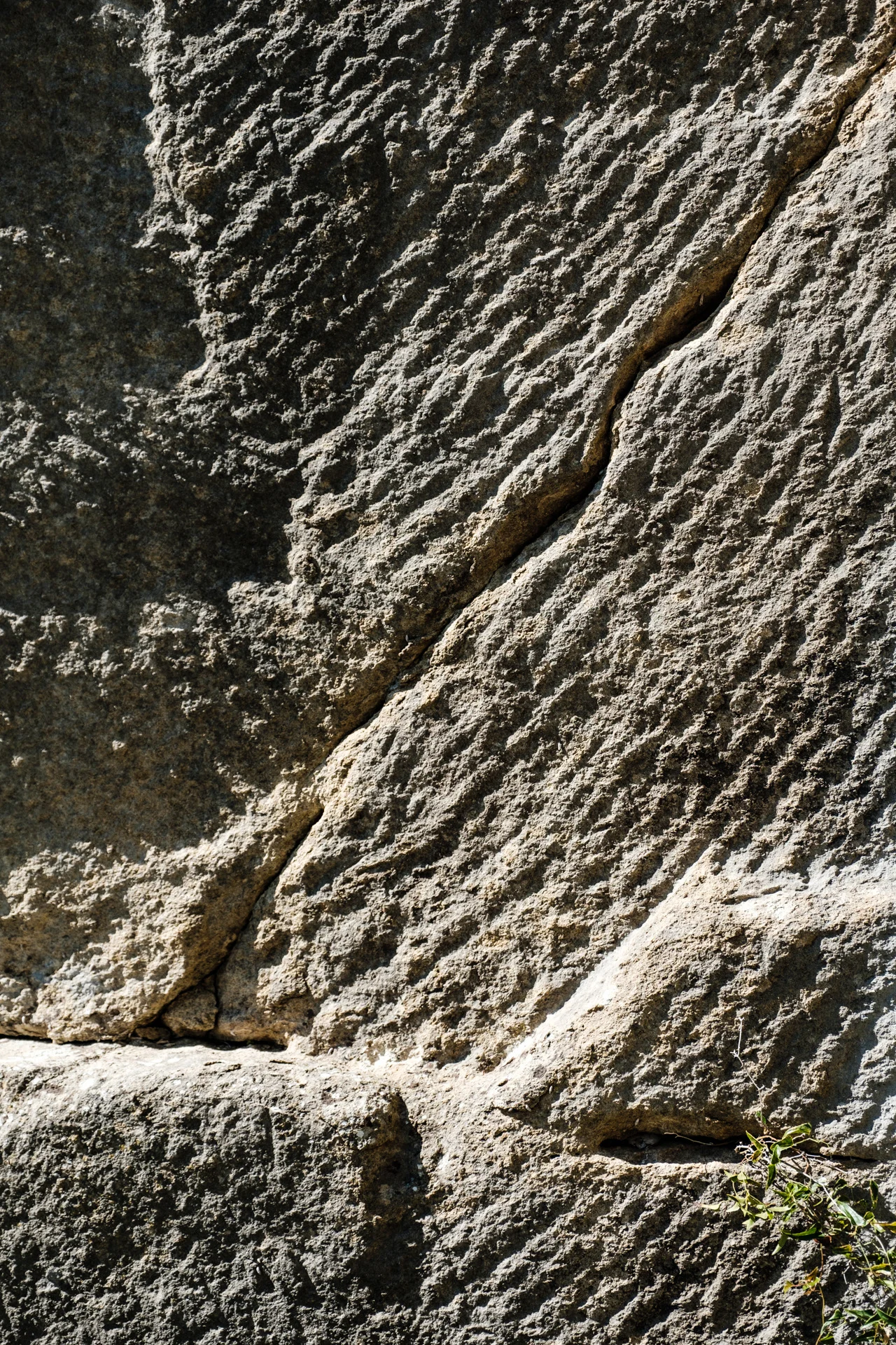 Original cut marks on the open face of the quarry at Sernhac