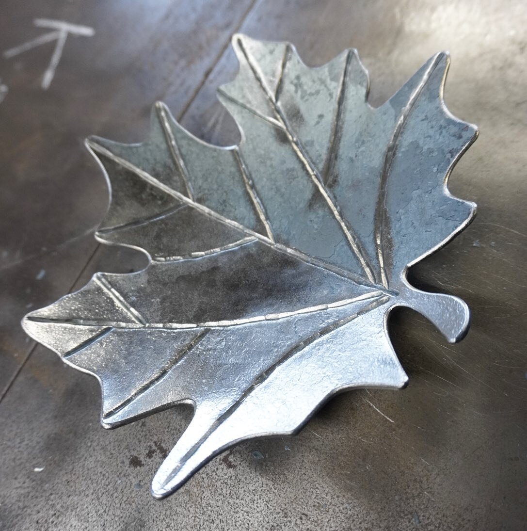 Maple Leaf Dish, Hand chiseled. 
Half cleaned up &amp; scale from the fire on the other 🔥 #finishing

#forged #dished #bowl #dish #metalbowl #steelbowl #ironbowl #chiseled #handmade #handforged #leafbowl #leafshapes #maple #mapleleaf #homedecor #jew