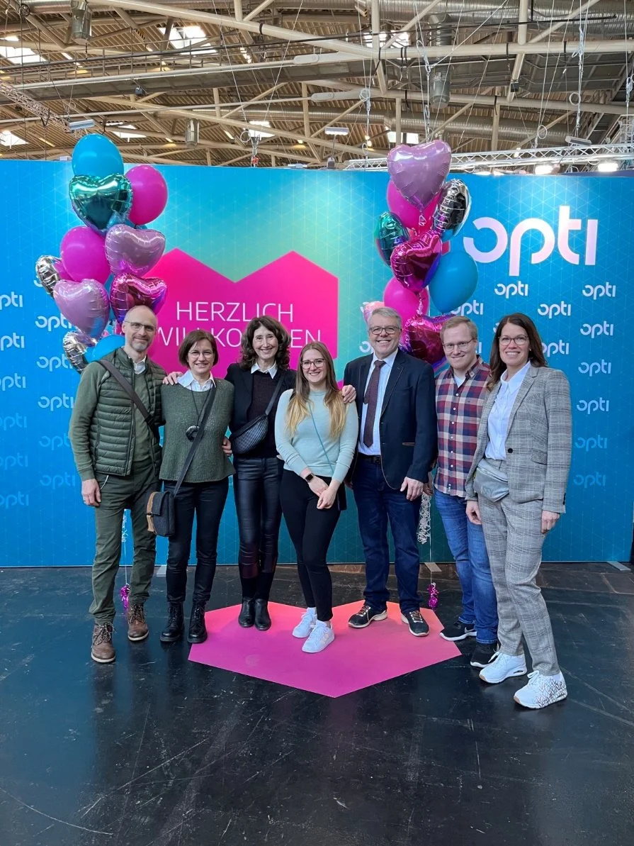      

 
    Opti München – Messe vom 13.01. – 15.01.2023   Am 13.01.2023 fuhren 7 Mitglieder der ZVA Akademie zur Opti nach München. Dieses Jahr war die Akademie nicht mit eigenem Stand vertreten, sondern wollte sich von der neuen Situation einen Ei