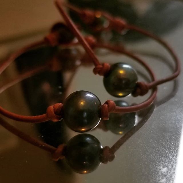 Black Peacock Pearl's on leather. My two favorite things! Check us put at tzanady for your best waterproof all natural jewelry. .
.
.
#bohowedding #wedding #beachjewelry #handmadejewelry #naturaljewelry #naturalproducts #blackpearl #Leather #leathera